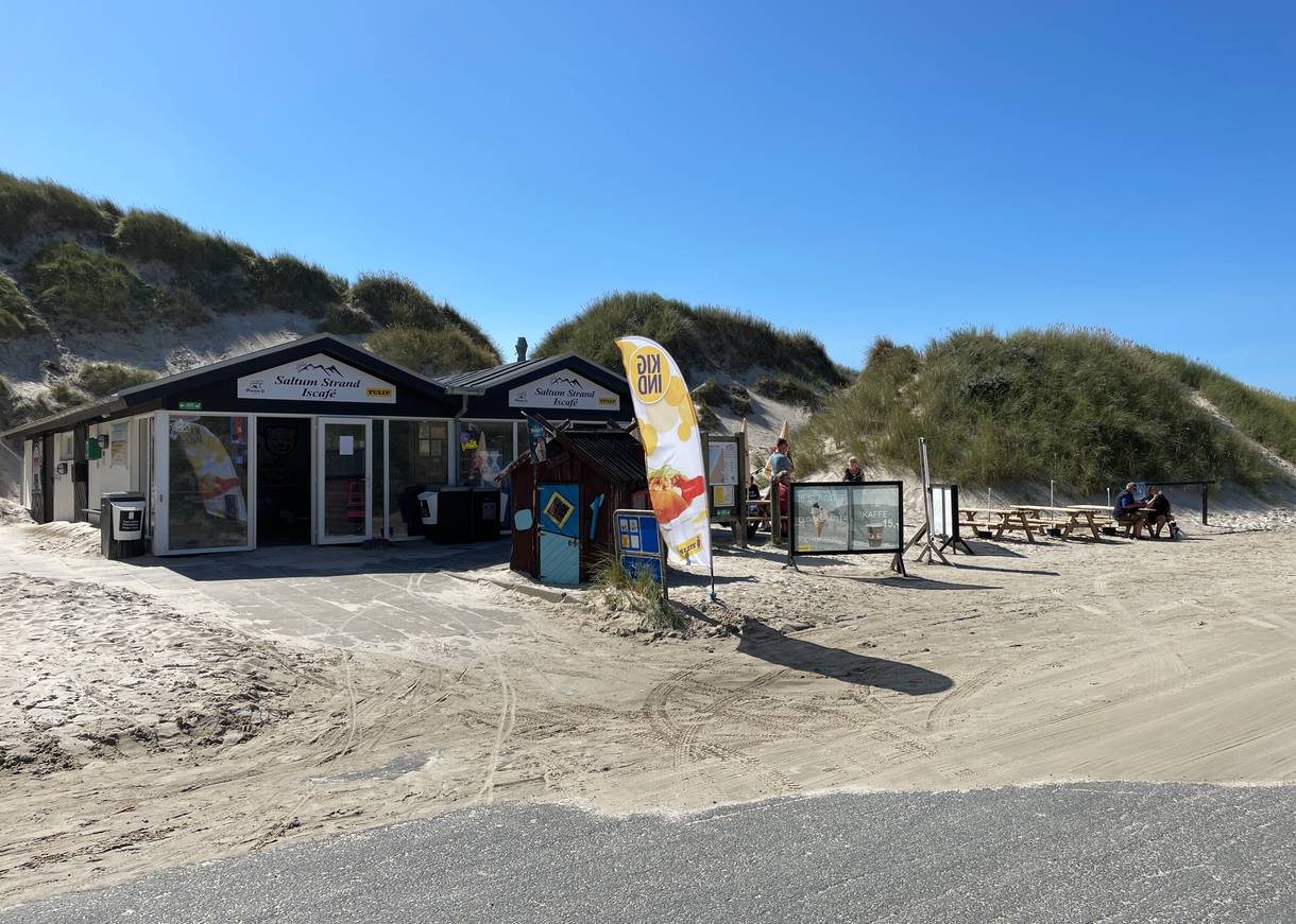 Eiskafee am Strand mit Kaffee und Eis