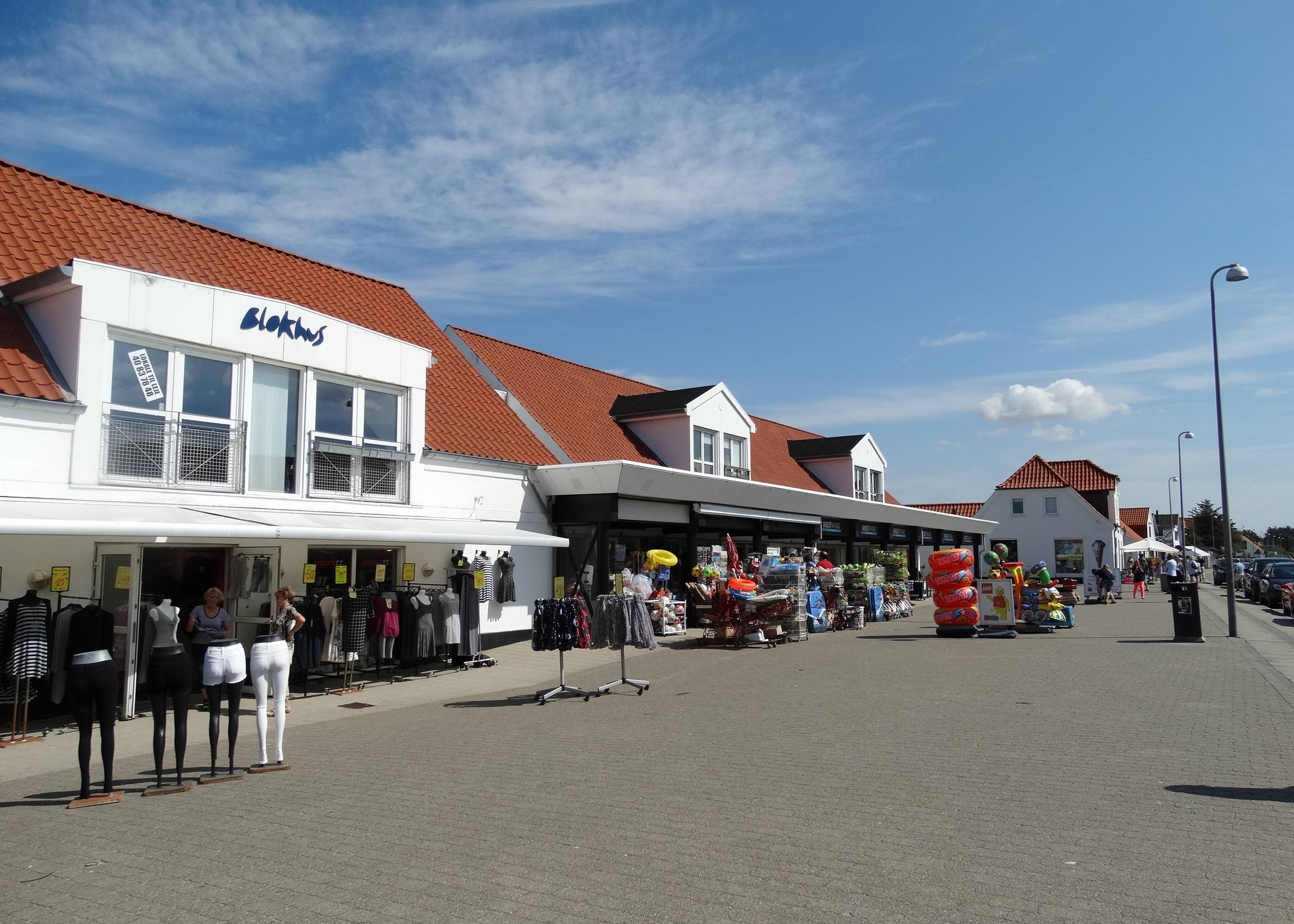 Geschäfte mit Kleidung und Strandspielzeug