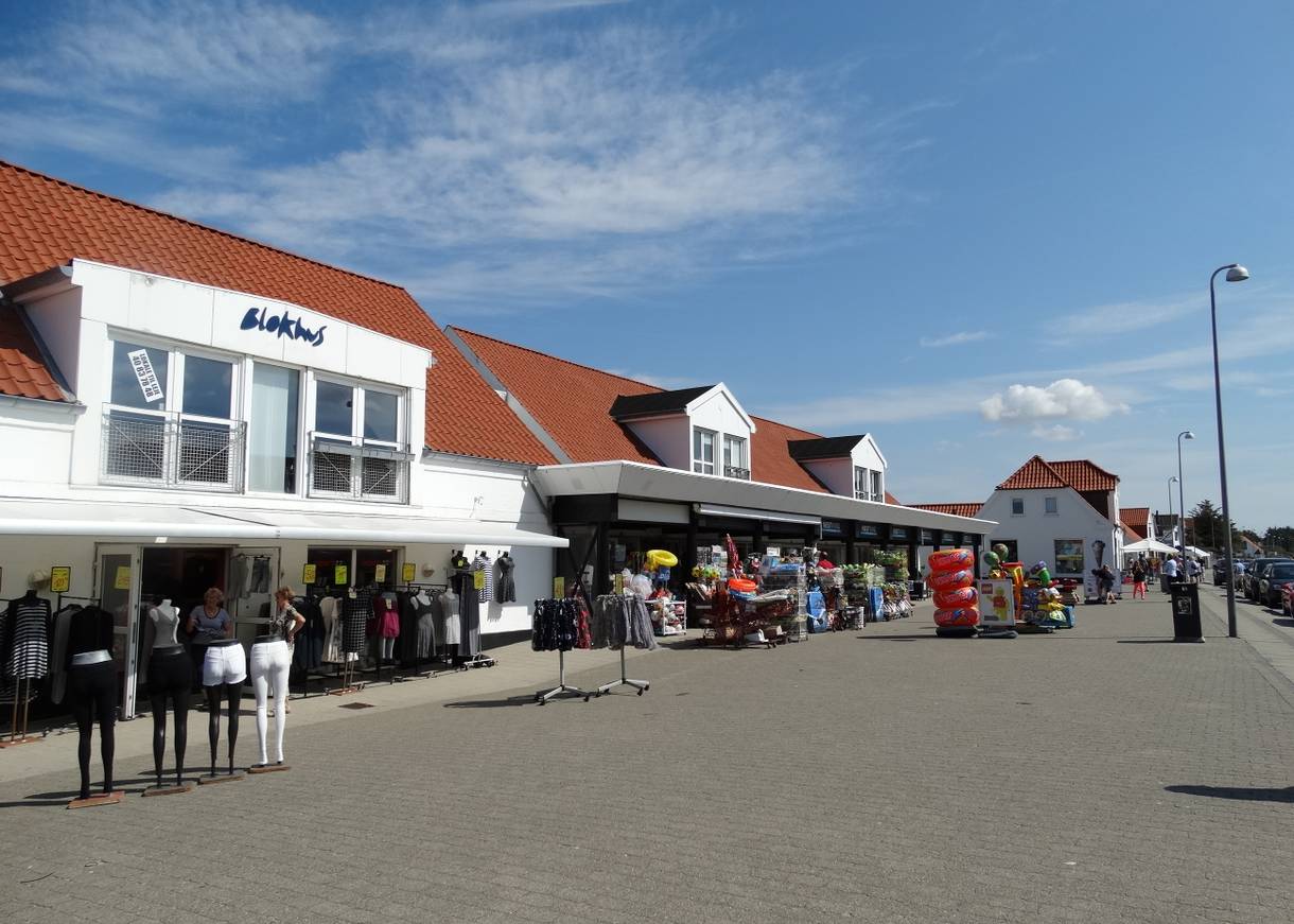 Geschäfte mit Kleidung und Strandspielzeug