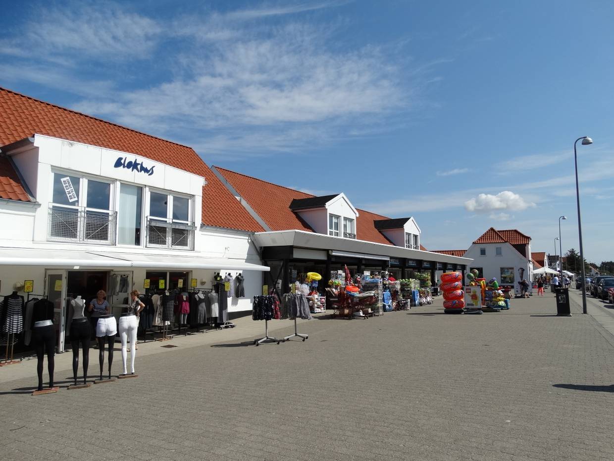 Geschäfte mit Kleidung und Strandspielzeug