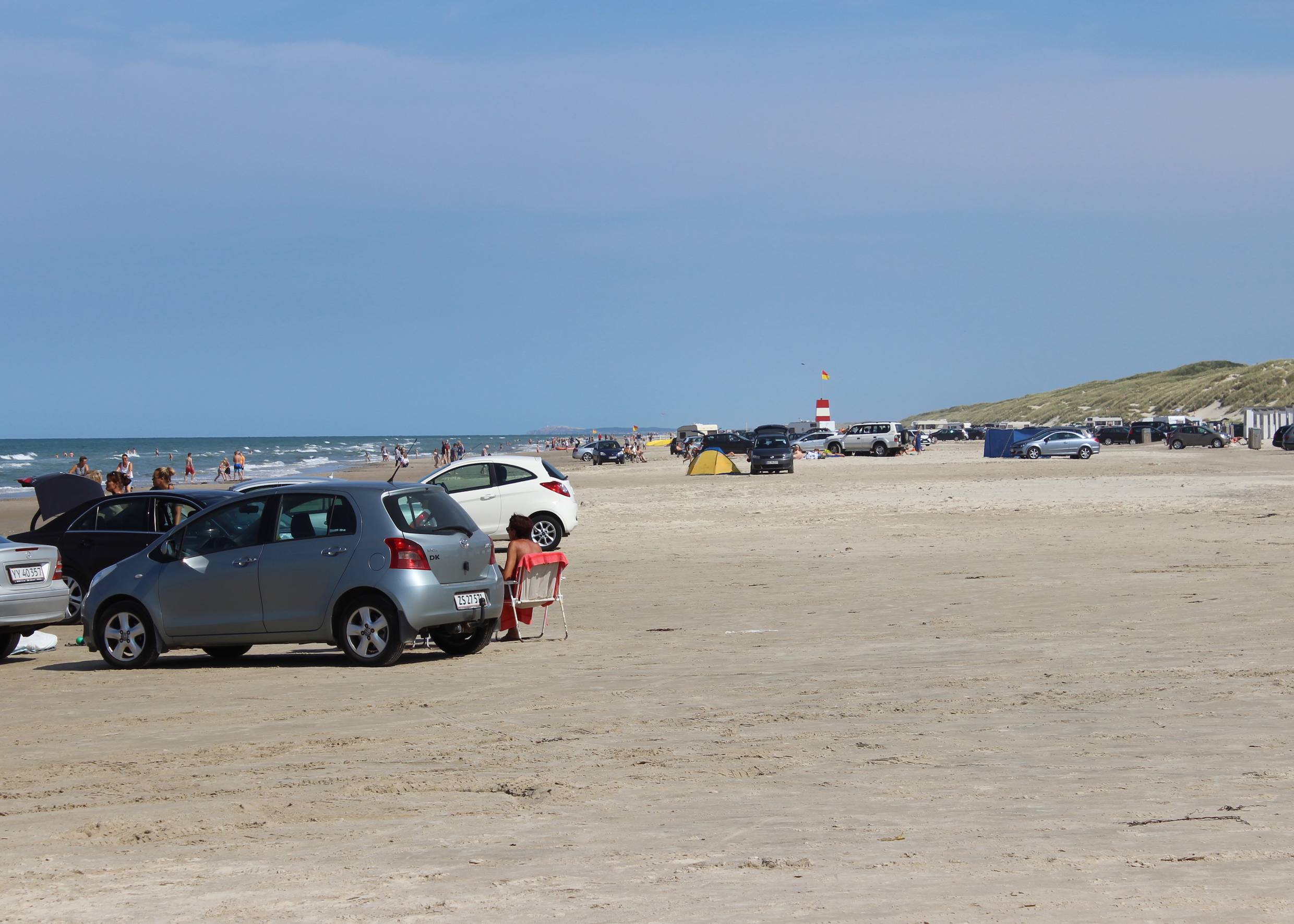 Viele Autos und Badegäste auf dem Strand