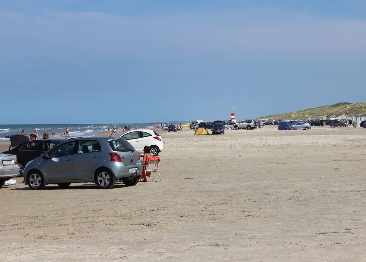 Viele Autos und Badegäste auf dem Strand