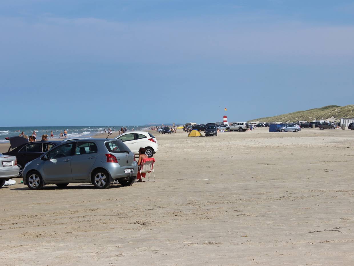 Viele Autos und Badegäste auf dem Strand