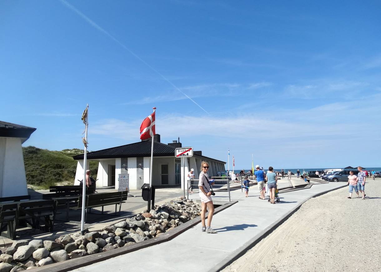 Befestigter Fußweg und ein Toilettenhaus am Strandzugang