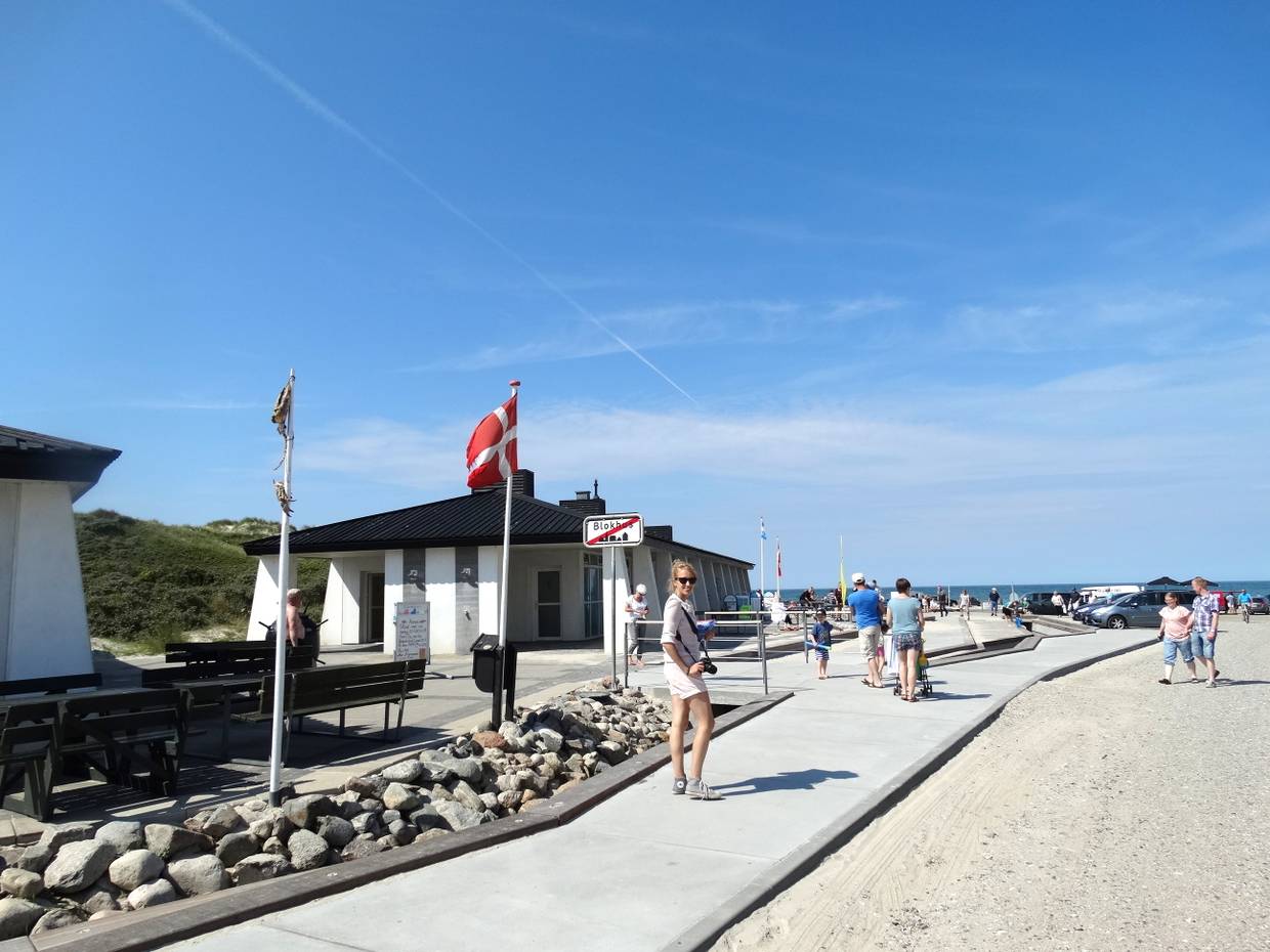 Befestigter Fußweg und ein Toilettenhaus am Strandzugang