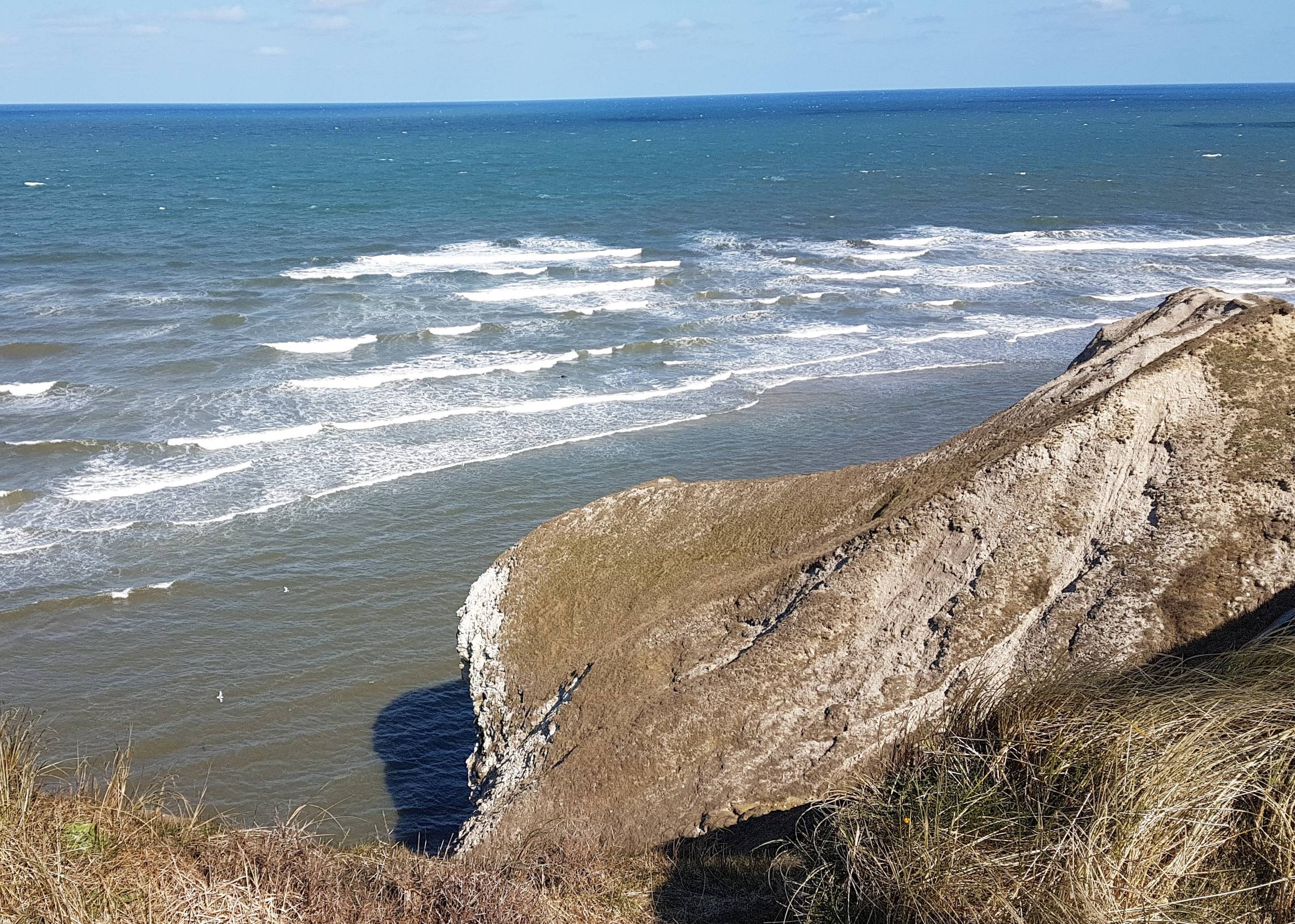 Meerblick von einem zerklüfteten Kalkfelsen