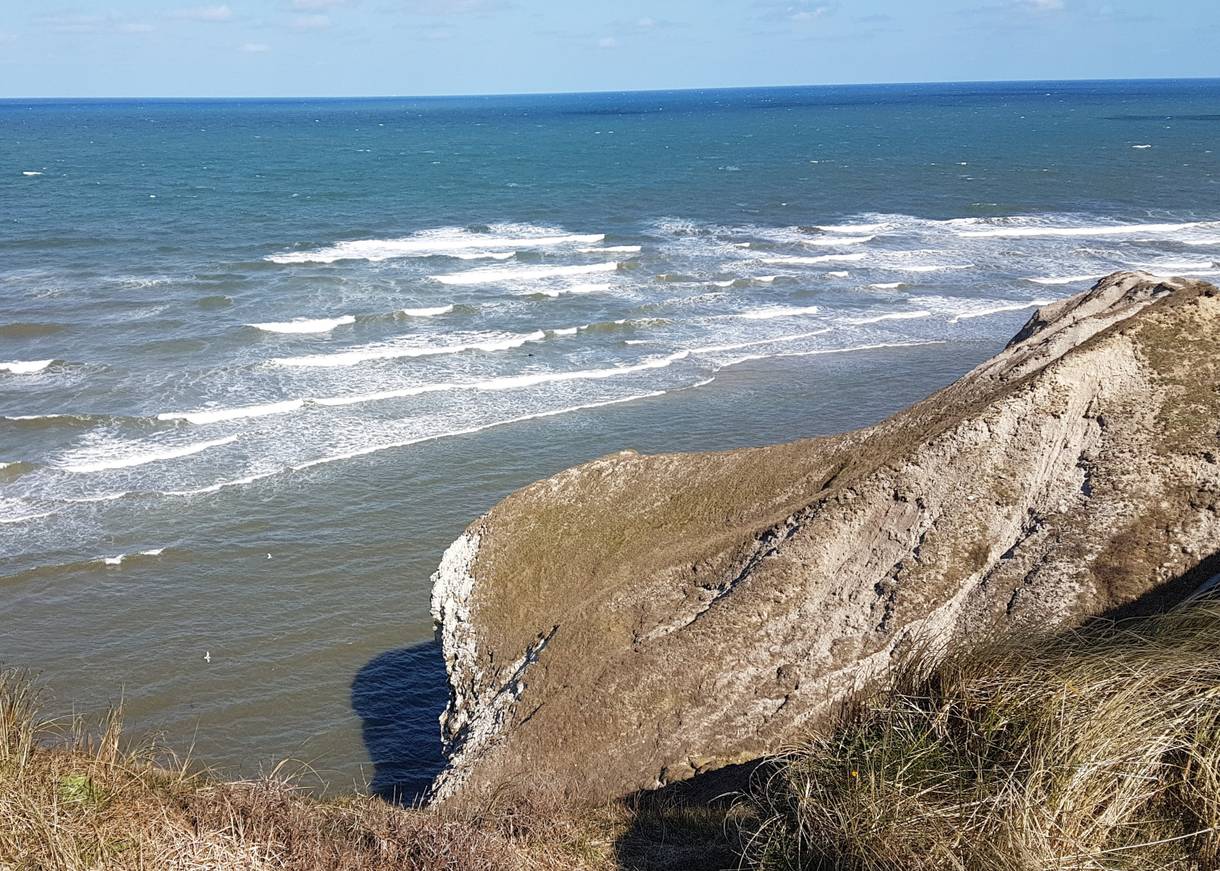 Meerblick von einem zerklüfteten Kalkfelsen