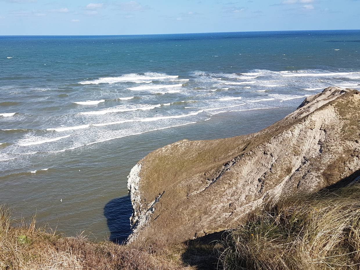 Meerblick von einem zerklüfteten Kalkfelsen