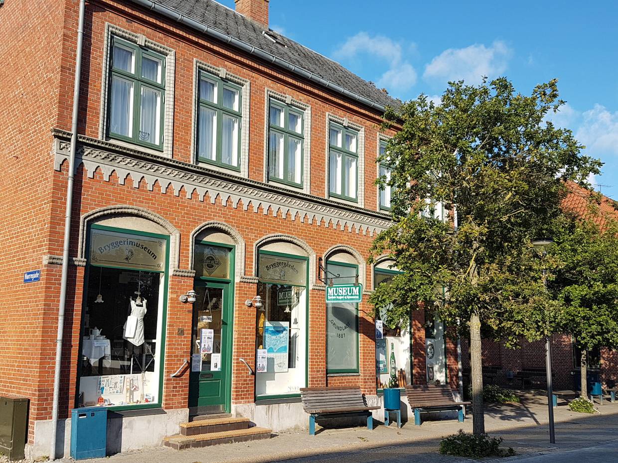 Backsteinhaus mit dem Stadtmuseum, davür ein Laubbaum