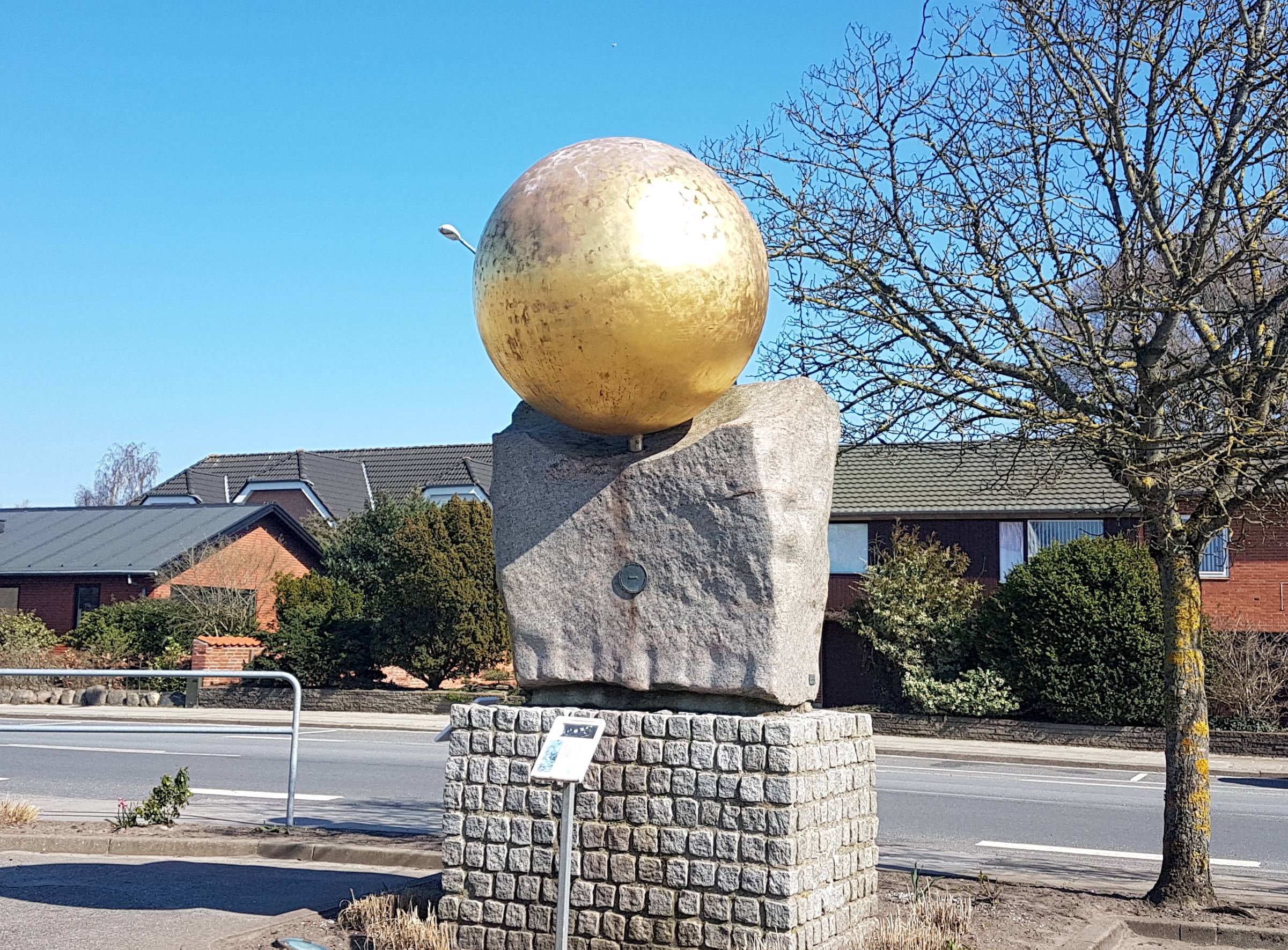 Steinsäule mit einer großen goldenen Kugel darauf