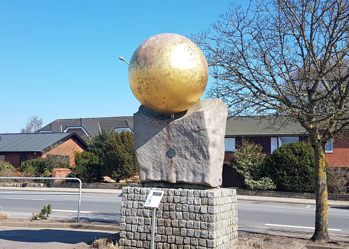 Steinsäule mit einer großen goldenen Kugel darauf