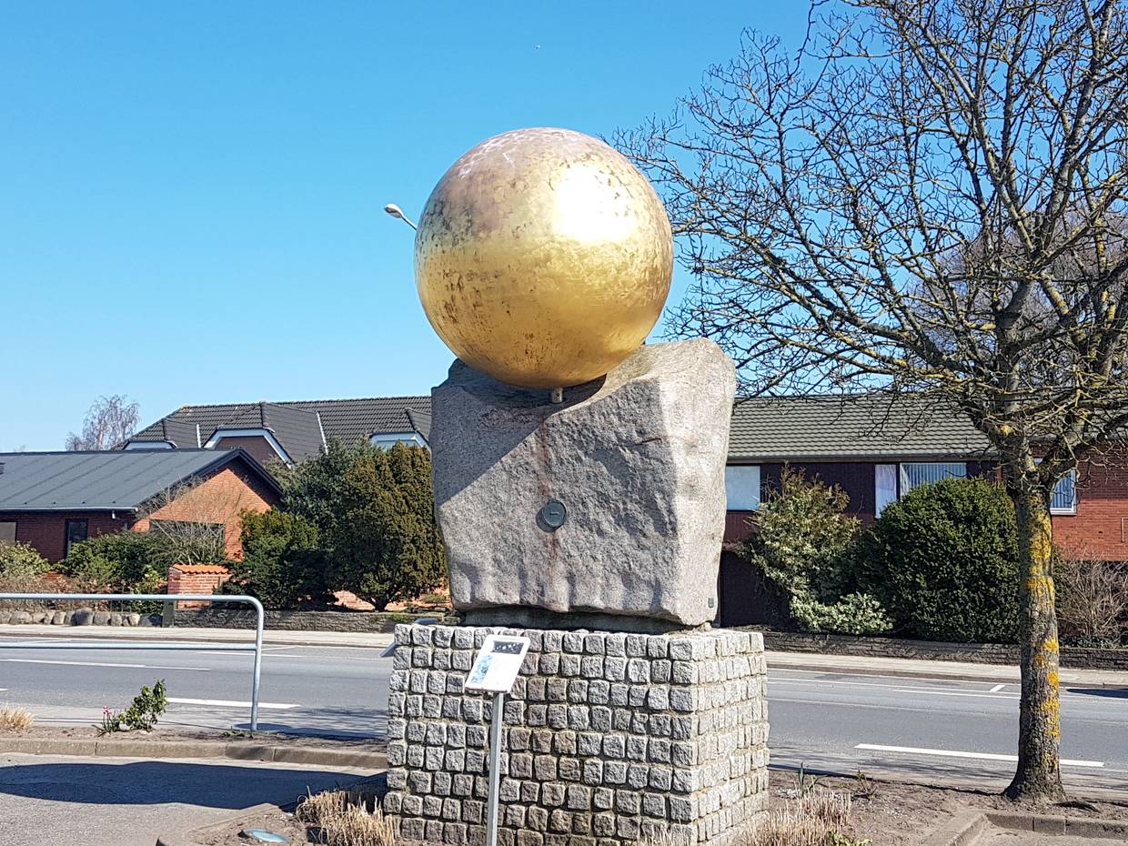 Steinsäule mit einer großen goldenen Kugel darauf