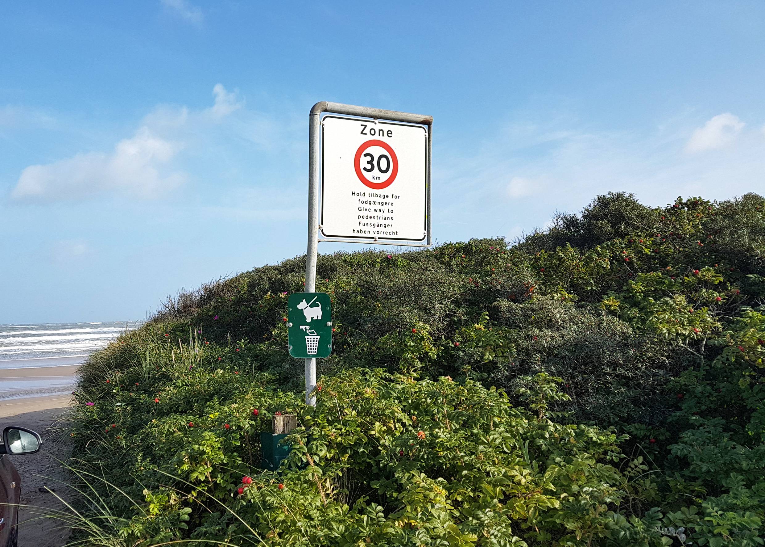 Verkehrsschild Tempo 30 an einer Strandzufahrt