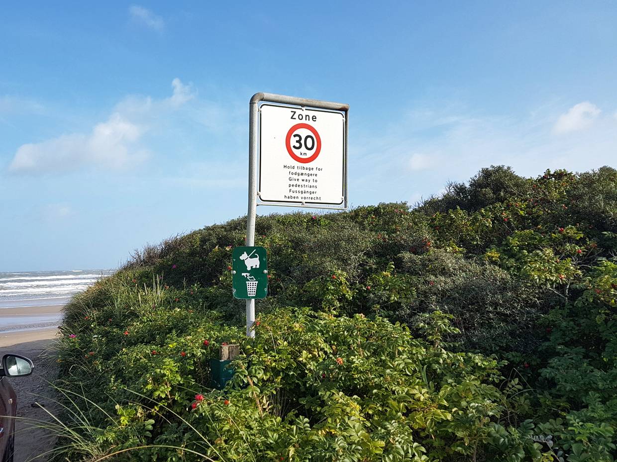 Verkehrsschild Tempo 30 an einer Strandzufahrt