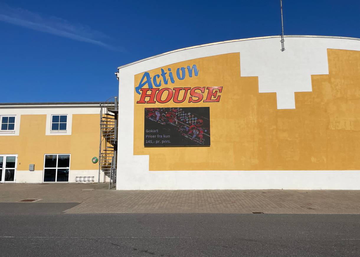 Großes Entertainmentcenter von außen