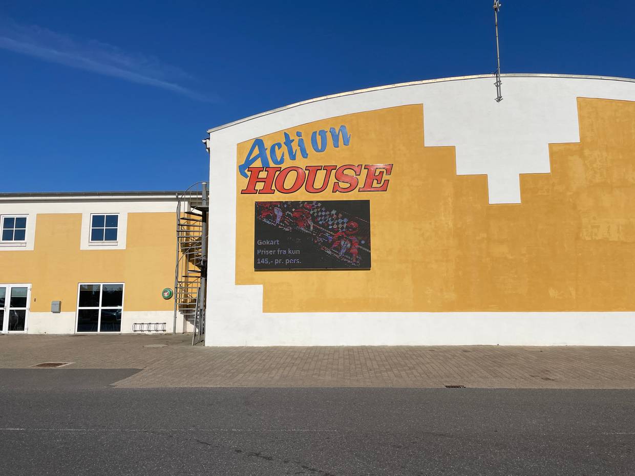 Großes Entertainmentcenter von außen