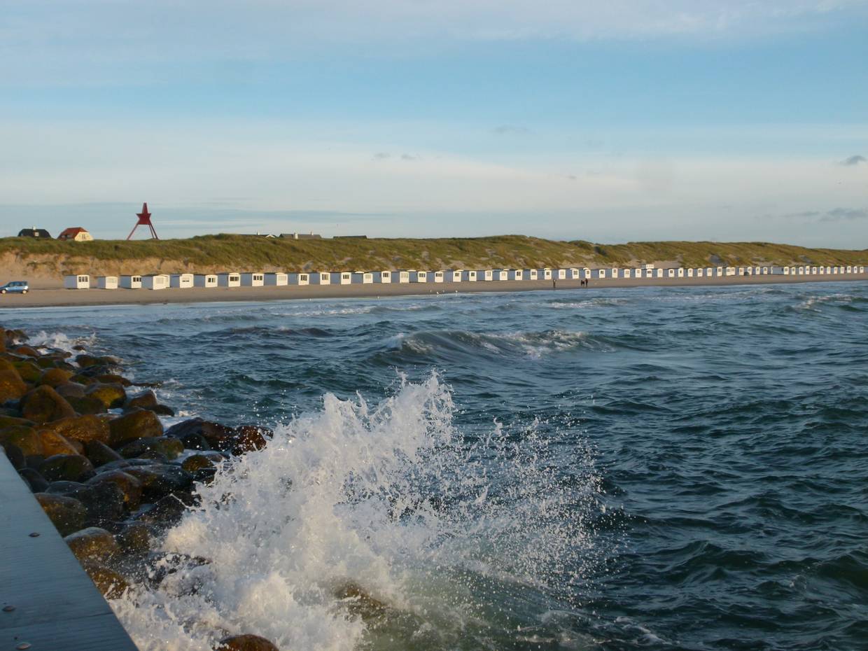 Blick auf die Bahehütten vom Meer aus