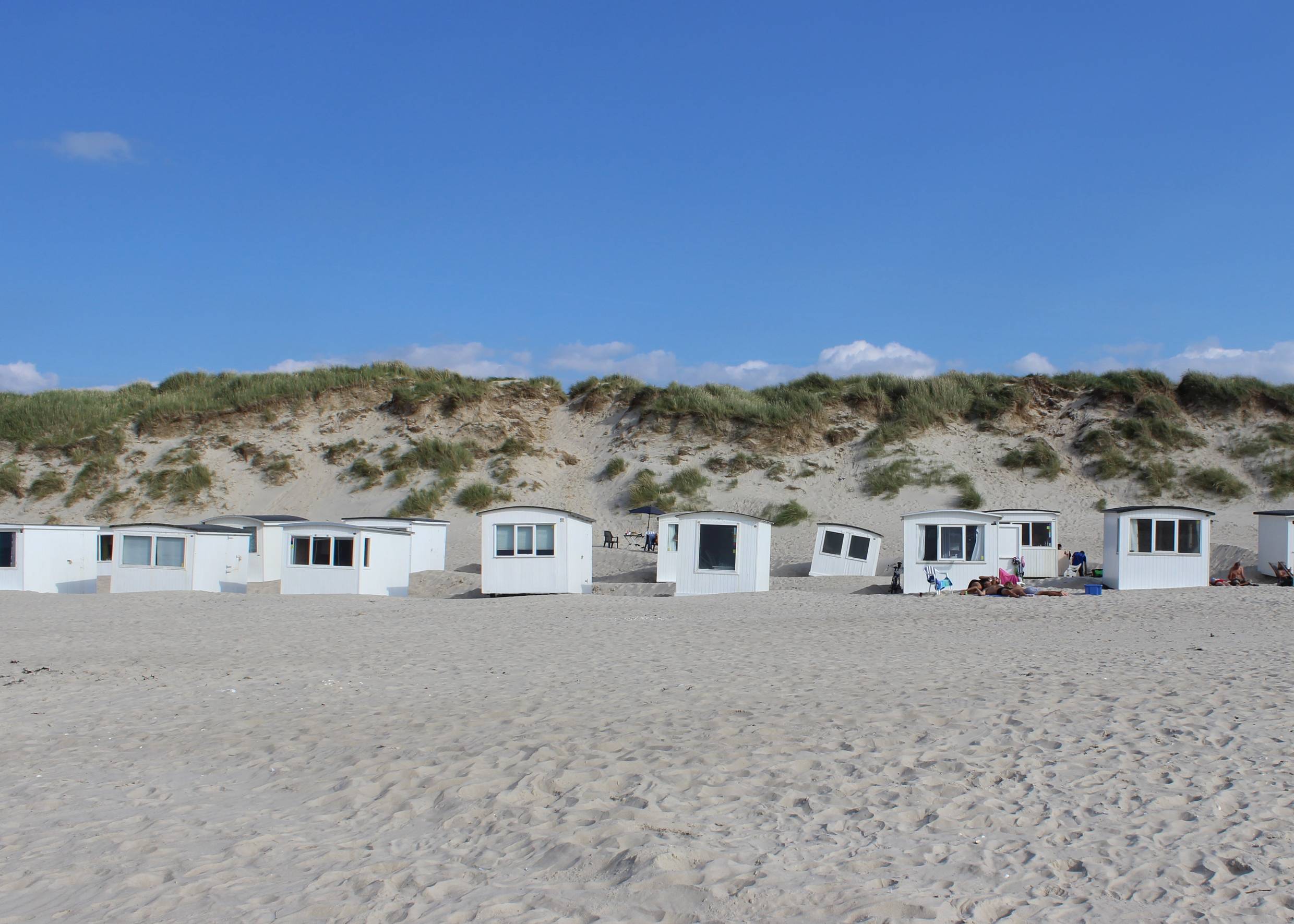 Løkken Strand mit vielen Badehäusern vor den Dünen