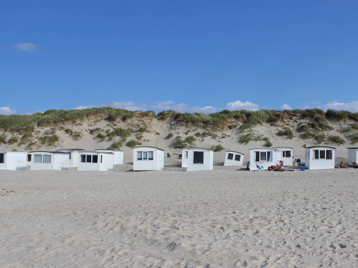 Løkken Strand mit vielen Badehäusern vor den Dünen