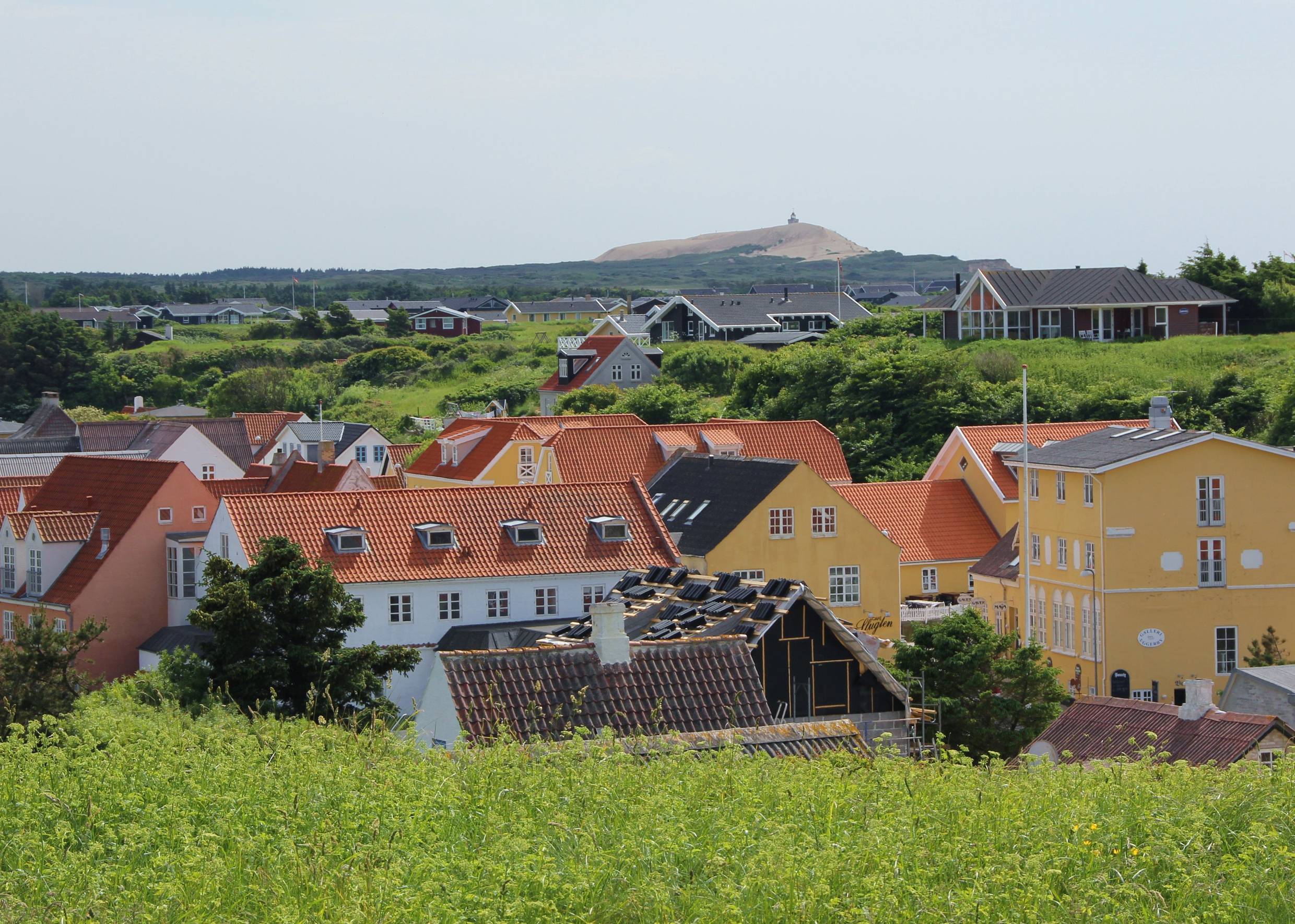 Aussicht über die Stadt, Düne mit Leuchtturm im Hintergrund