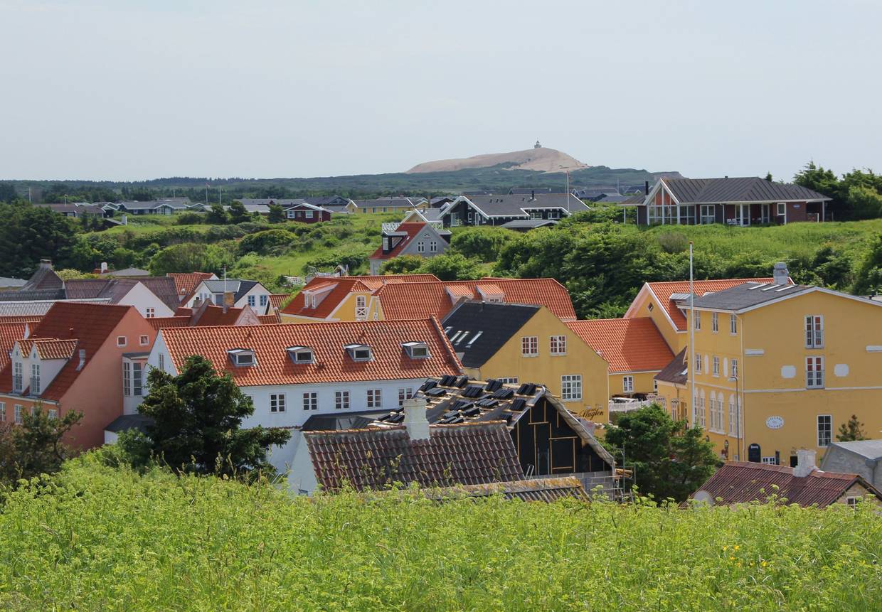 Aussicht über die Stadt, Düne mit Leuchtturm im Hintergrund