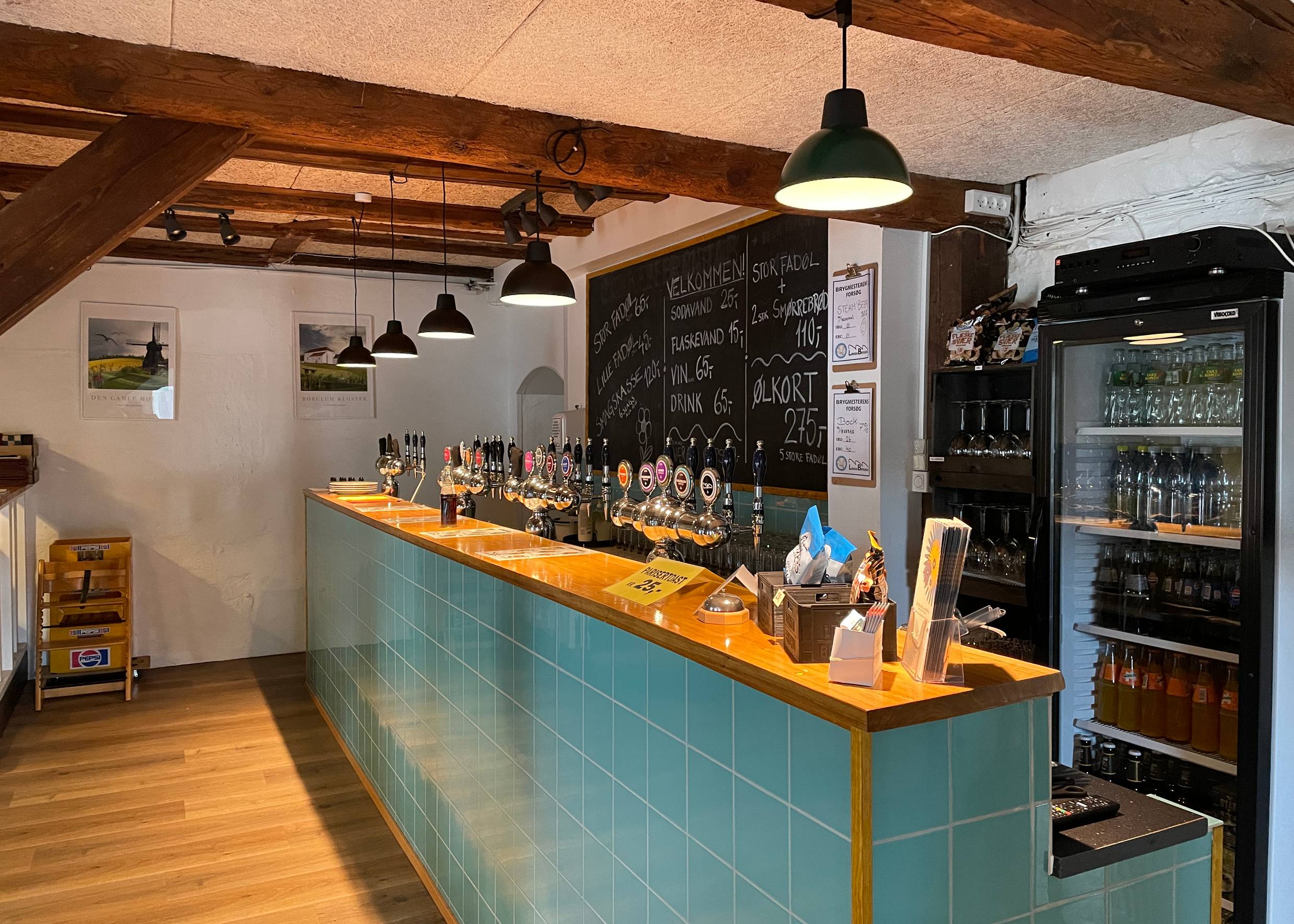 Türkis geflieste Theke mit Zapfhähnen in einer Bierbrauerei 