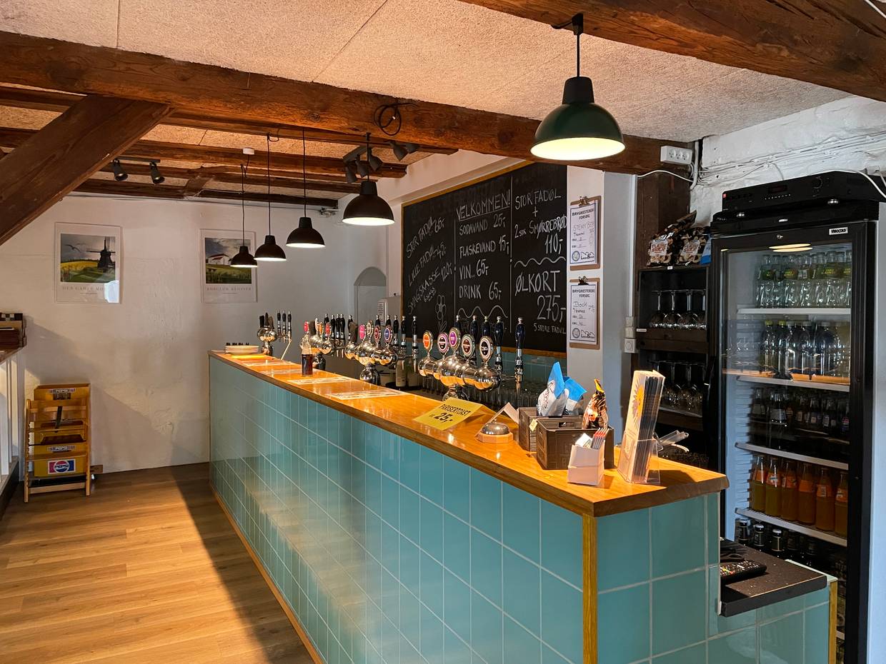 Türkis geflieste Theke mit Zapfhähnen in einer Bierbrauerei 