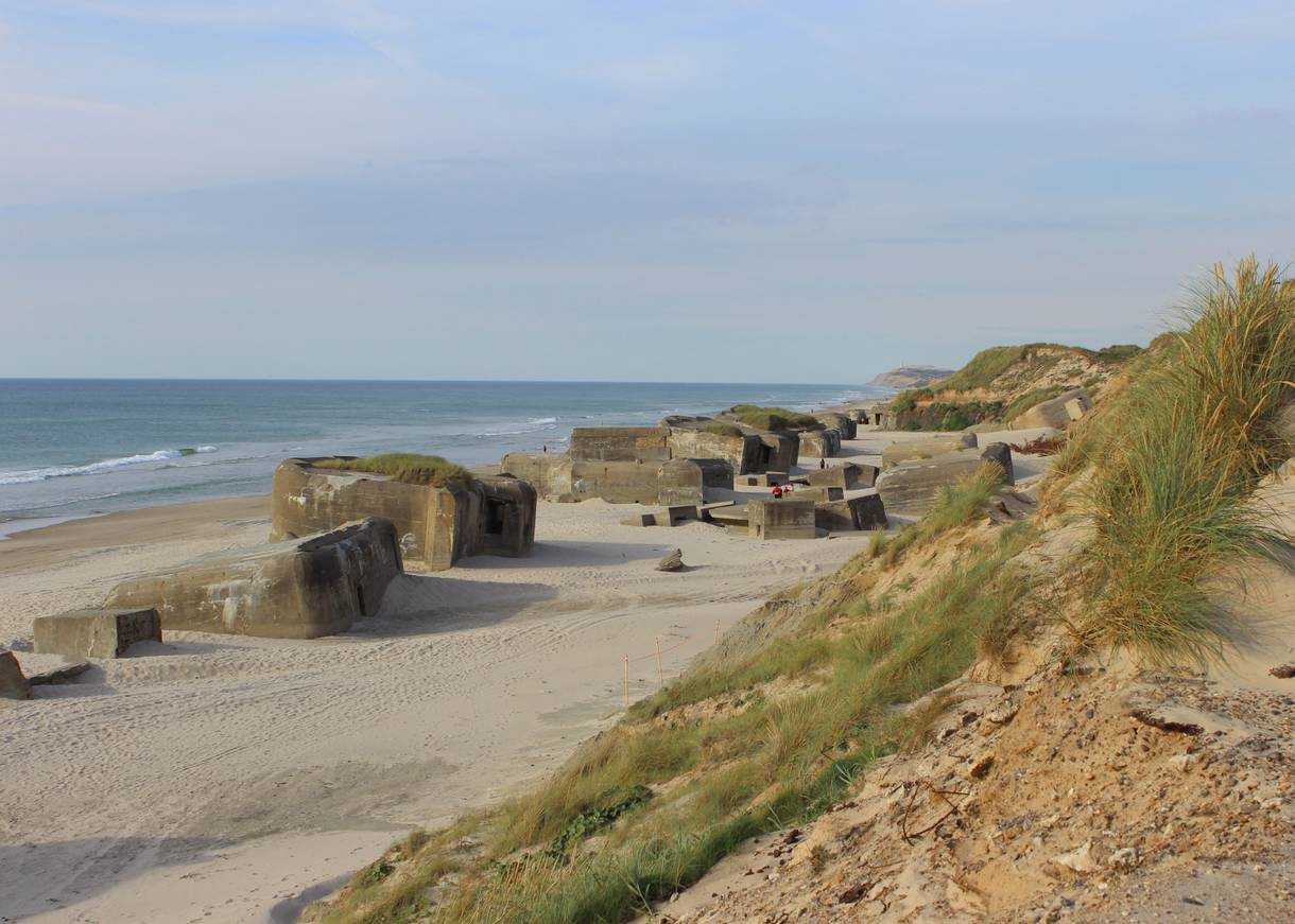 Bunker im Sand unterhalb einer Steilküste