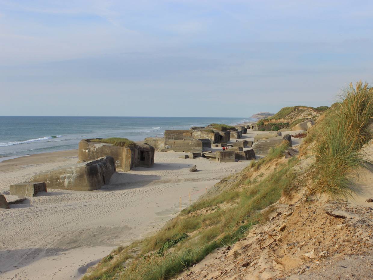 Bunker im Sand unterhalb einer Steilküste