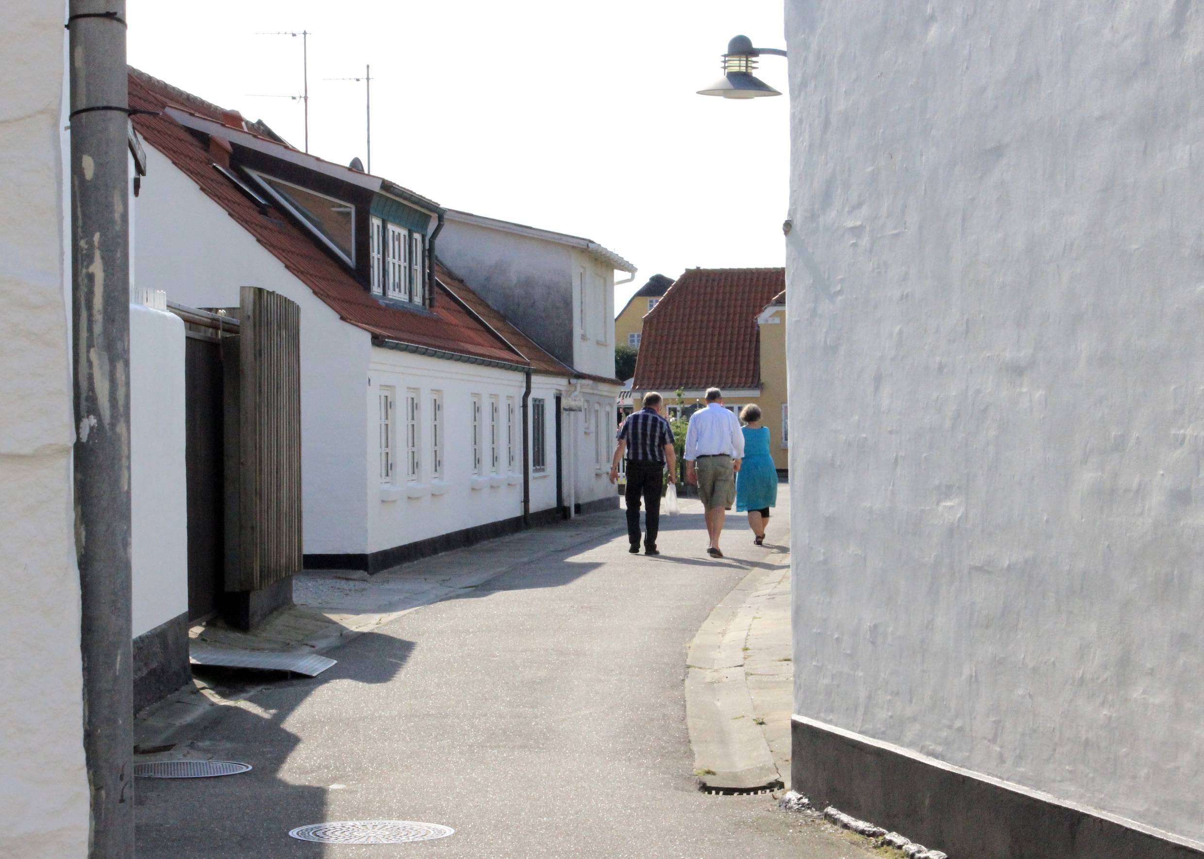 Schmale Gasse mit Passanten