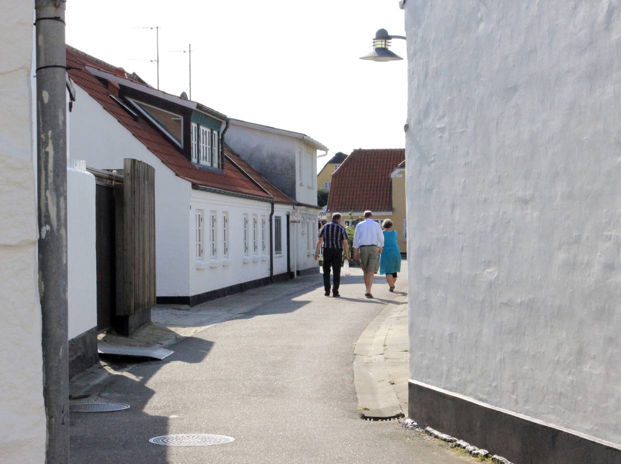 Schmale Gasse mit Passanten