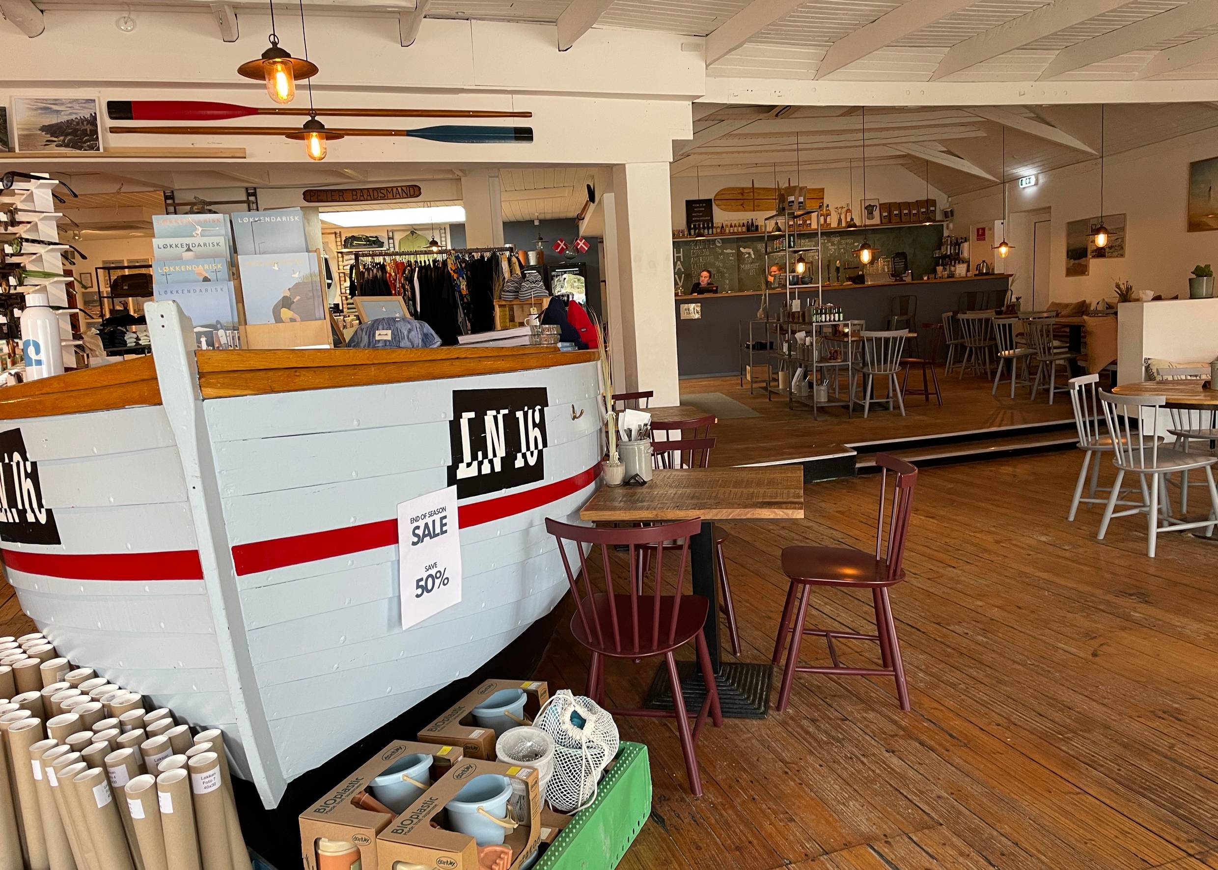 Hellblauer Schiffsrumpf in einem Conceptstore mit Ausschank
