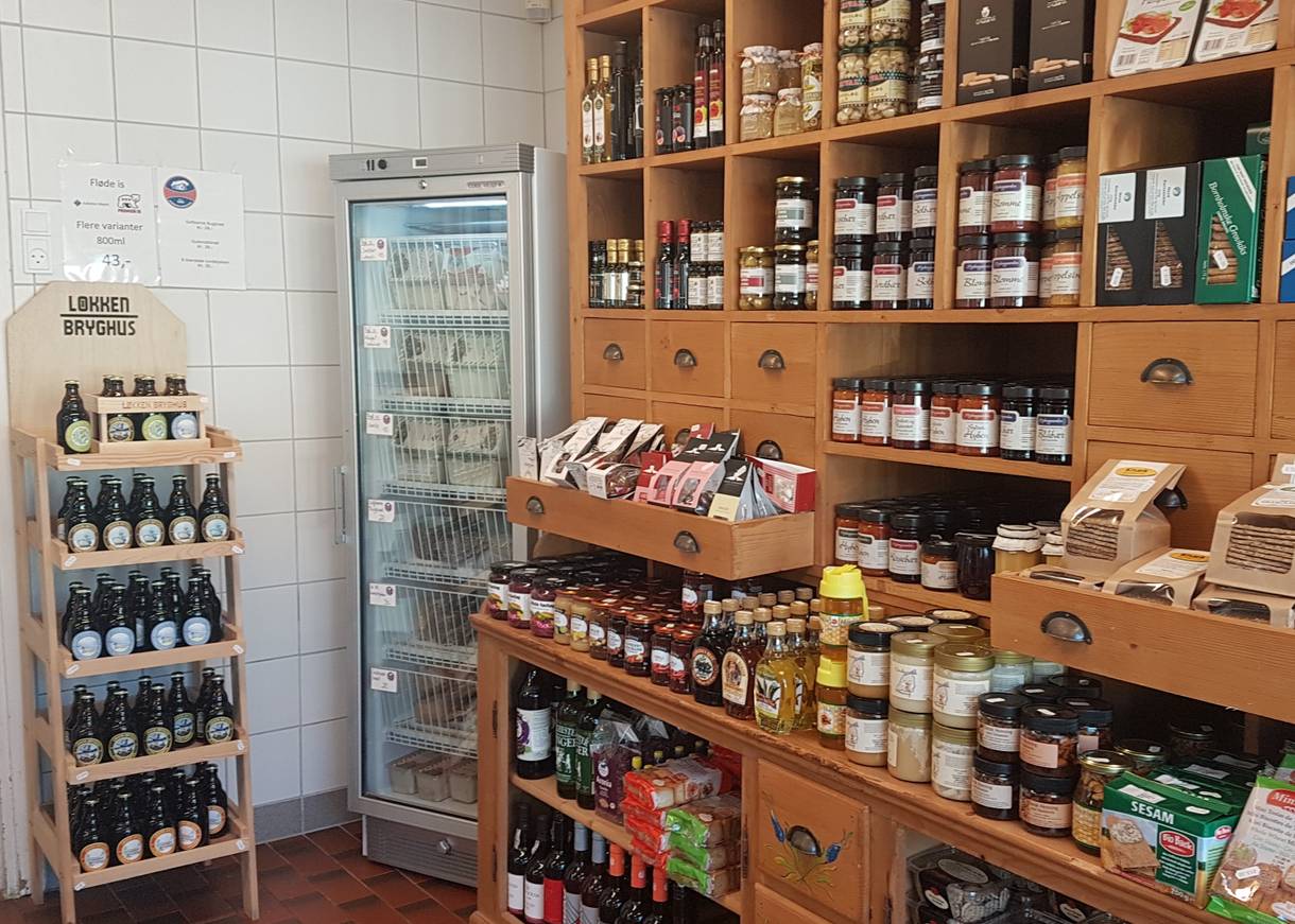 Apothekerschrank mit Feinkost und Getränken