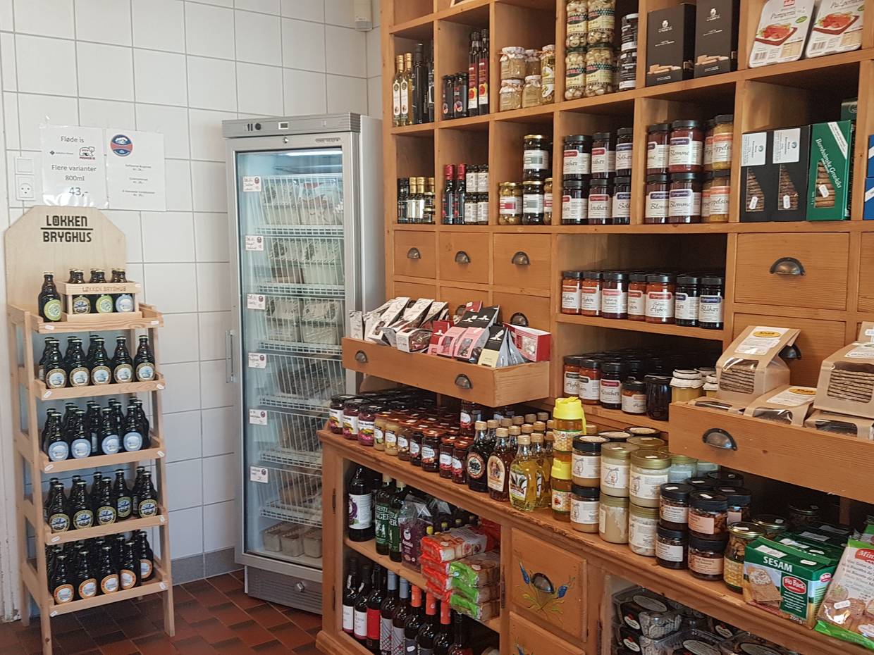 Apothekerschrank mit Feinkost und Getränken