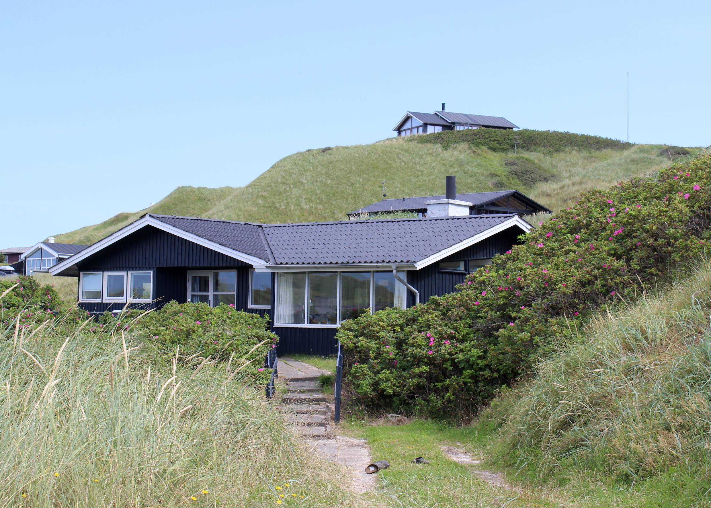 Ferienhaus in eienr Kuhle zwischen hohen, mit Strandhafer bbewachsenen Dünen