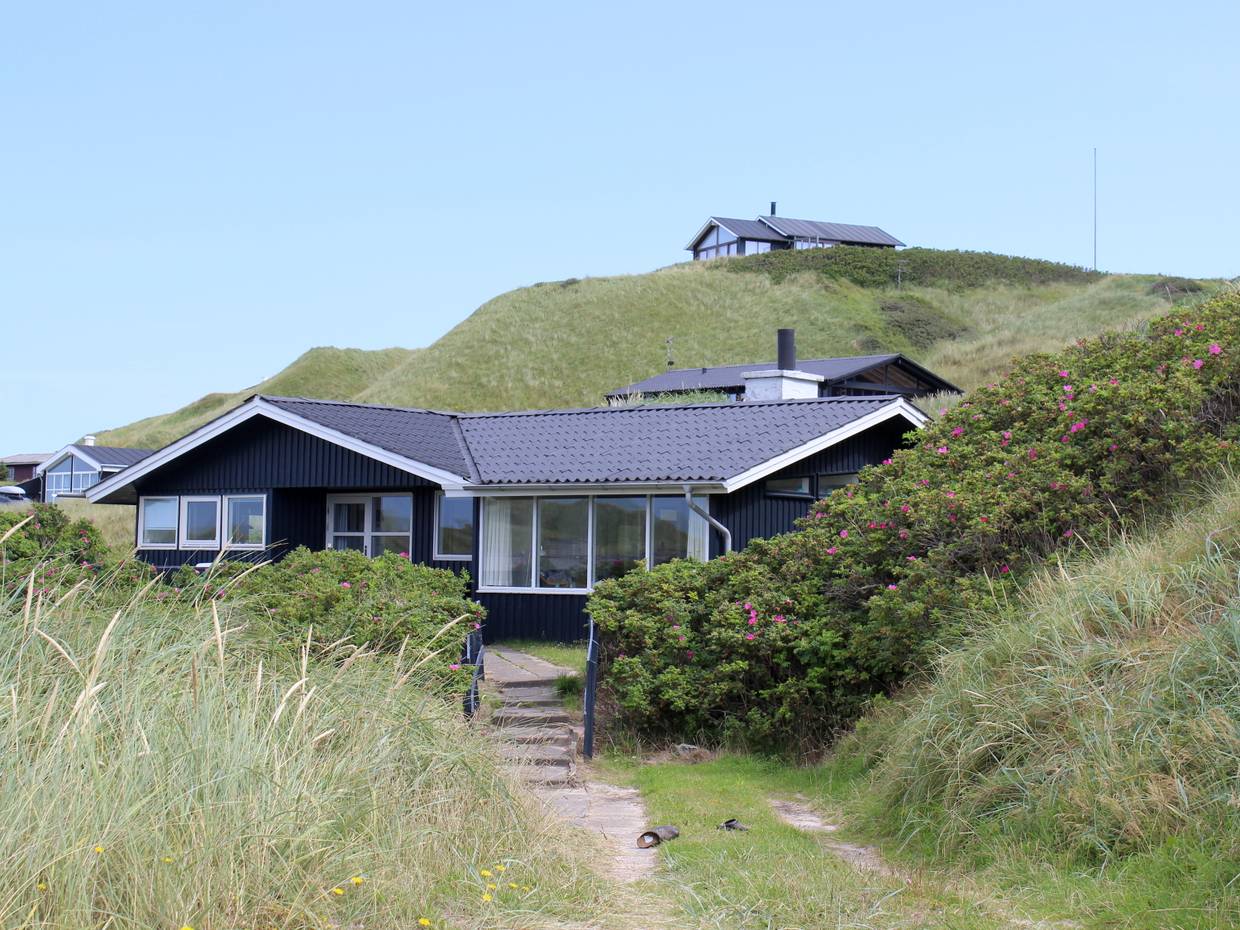 Ferienhaus in eienr Kuhle zwischen hohen, mit Strandhafer bbewachsenen Dünen