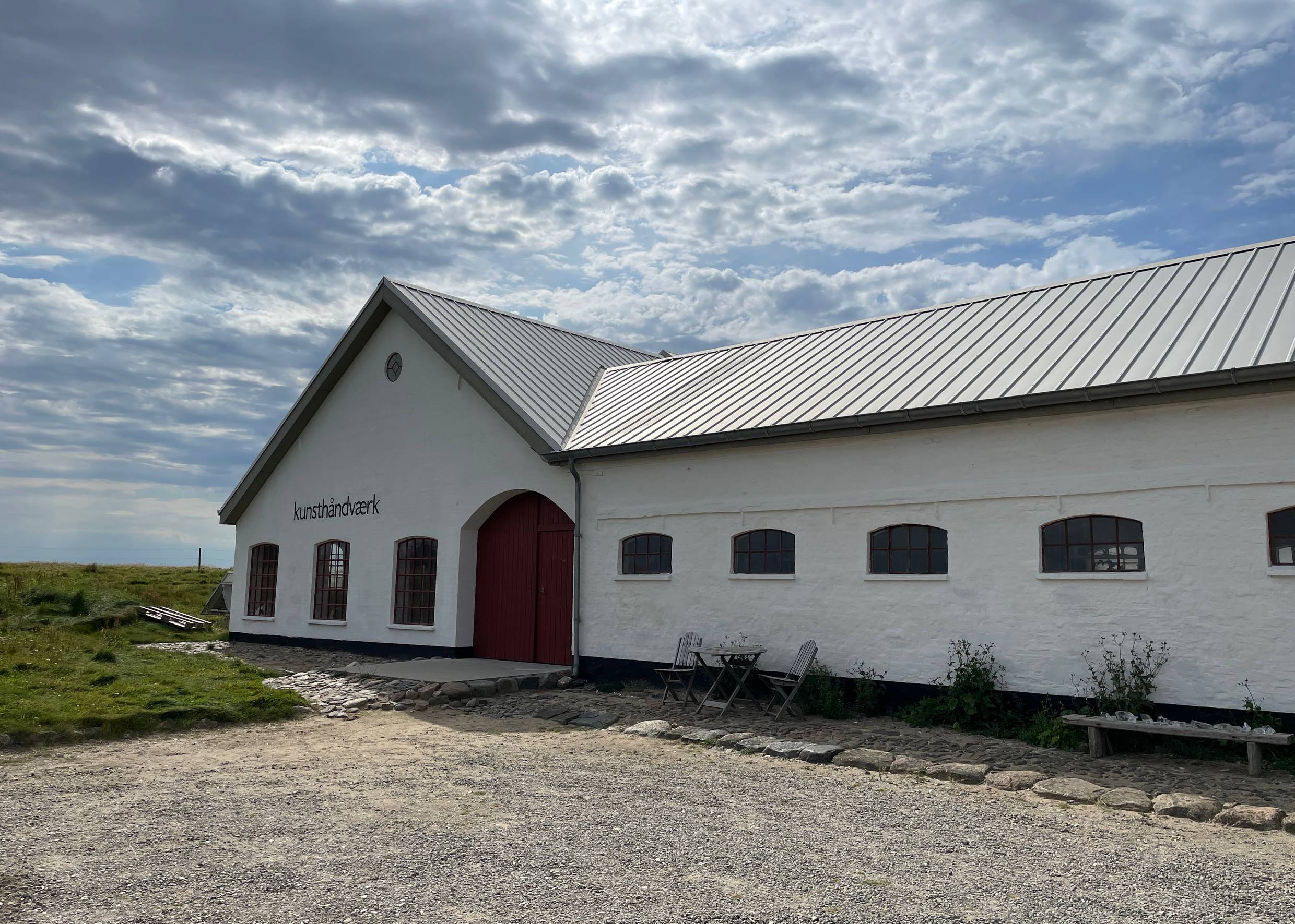 Alter weißer Hof mit der Aufschrift Kunsthandwerk