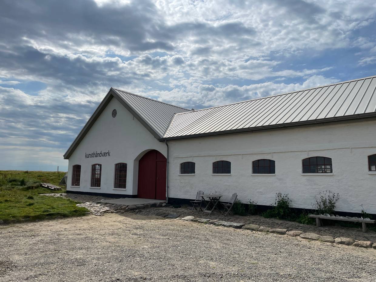 Alter weißer Hof mit der Aufschrift Kunsthandwerk