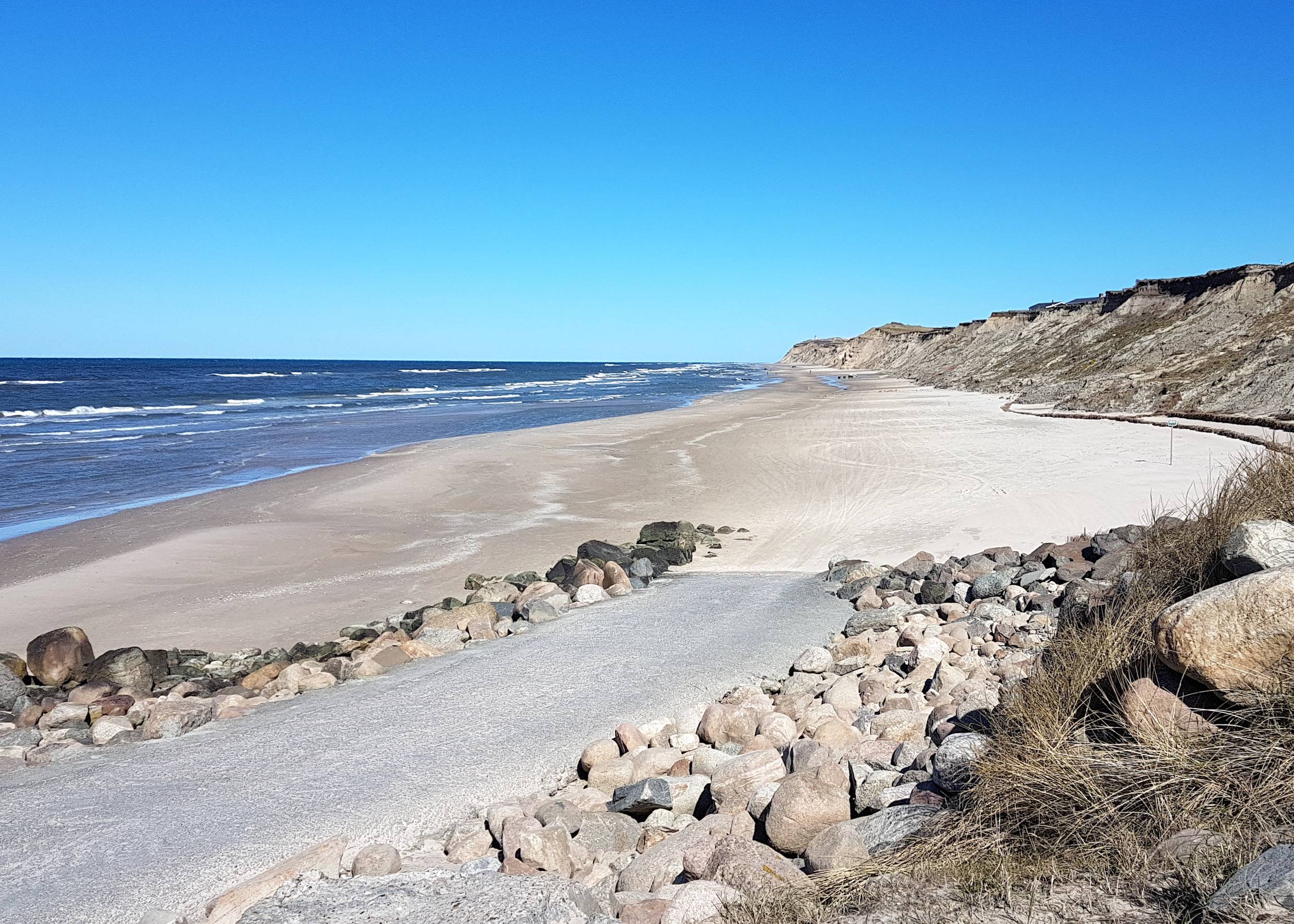 Schmale Straße zum Strand hinunter