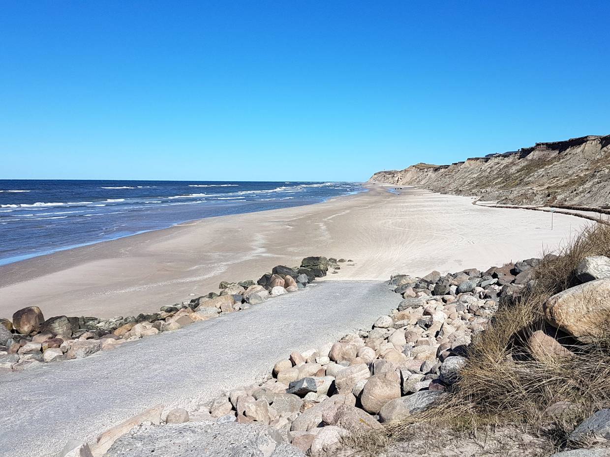 Schmale Straße zum Strand hinunter