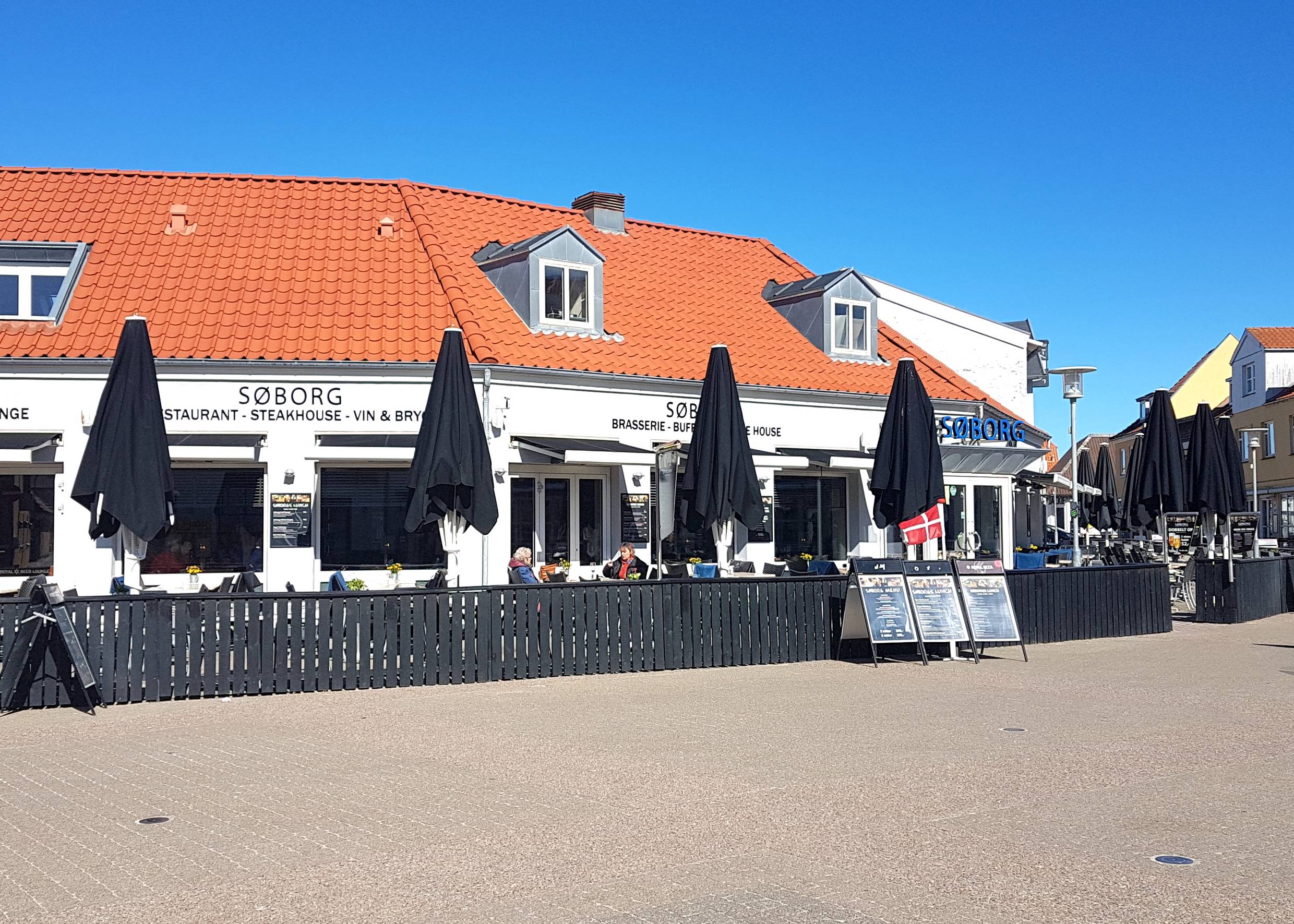 Restaurantterrasse mit Windschutz vor einem Steakrestaurant