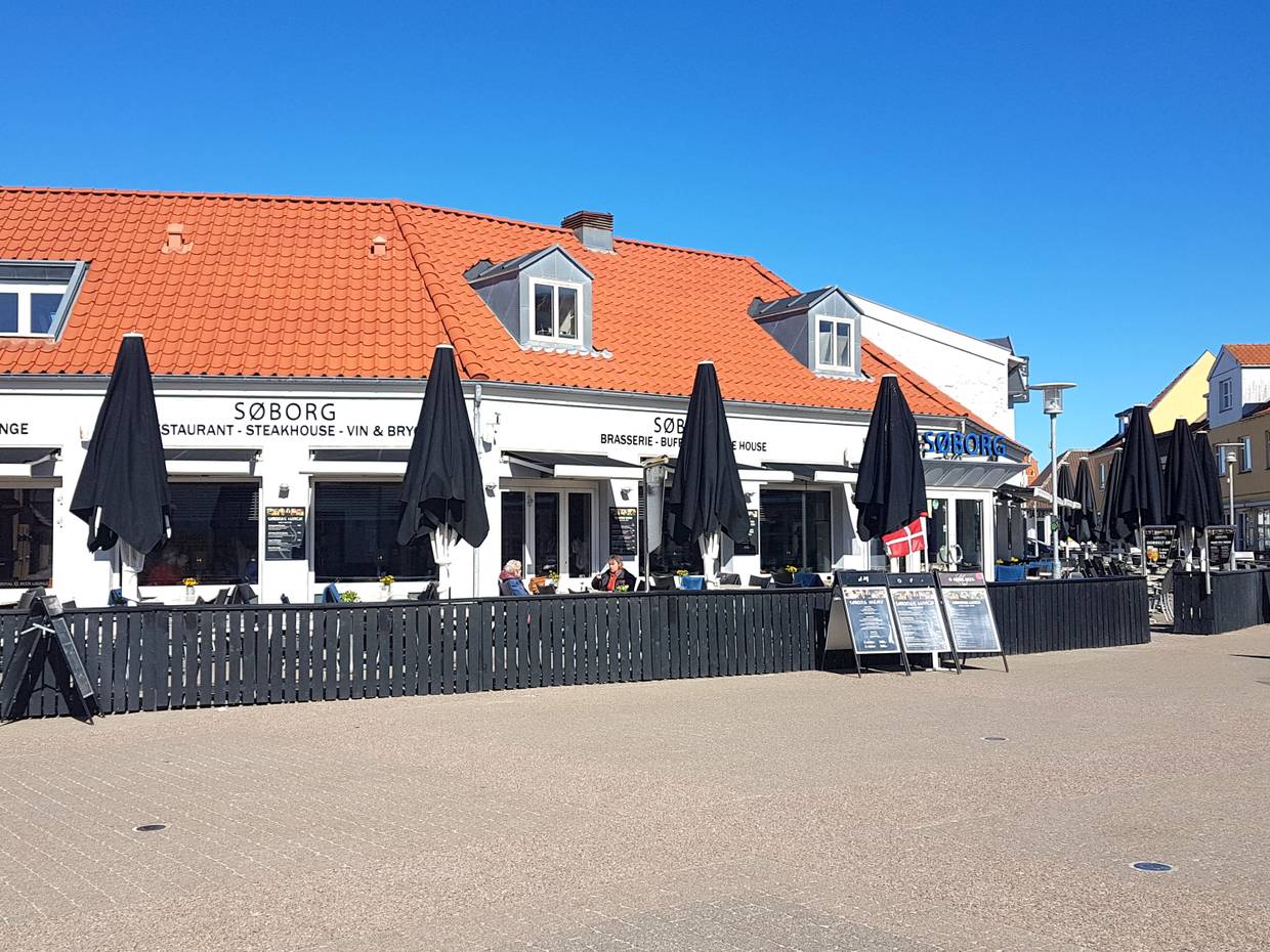 Restaurantterrasse mit Windschutz vor einem Steakrestaurant