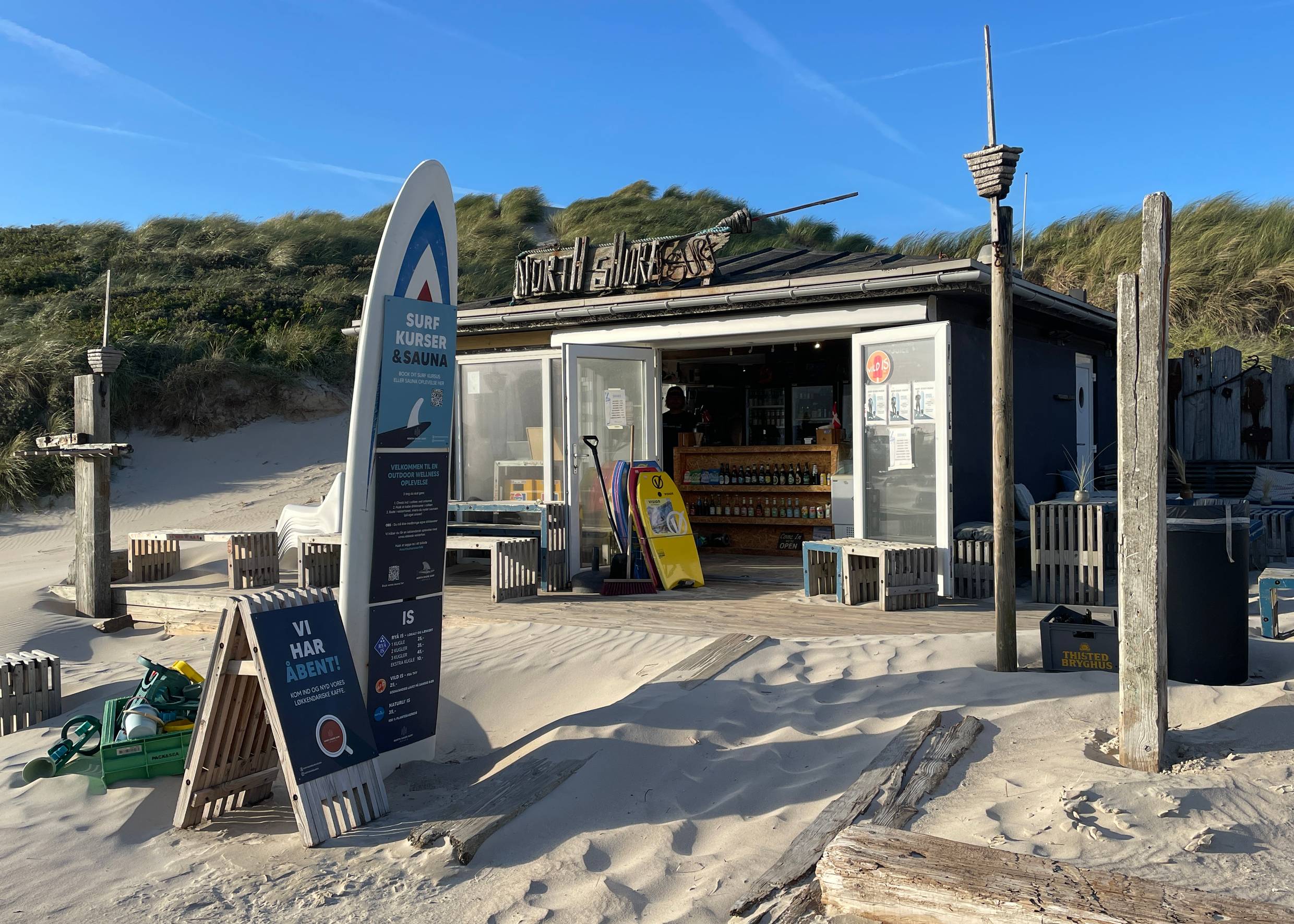 Kleines Container mit einem Café direkt an den Dünen