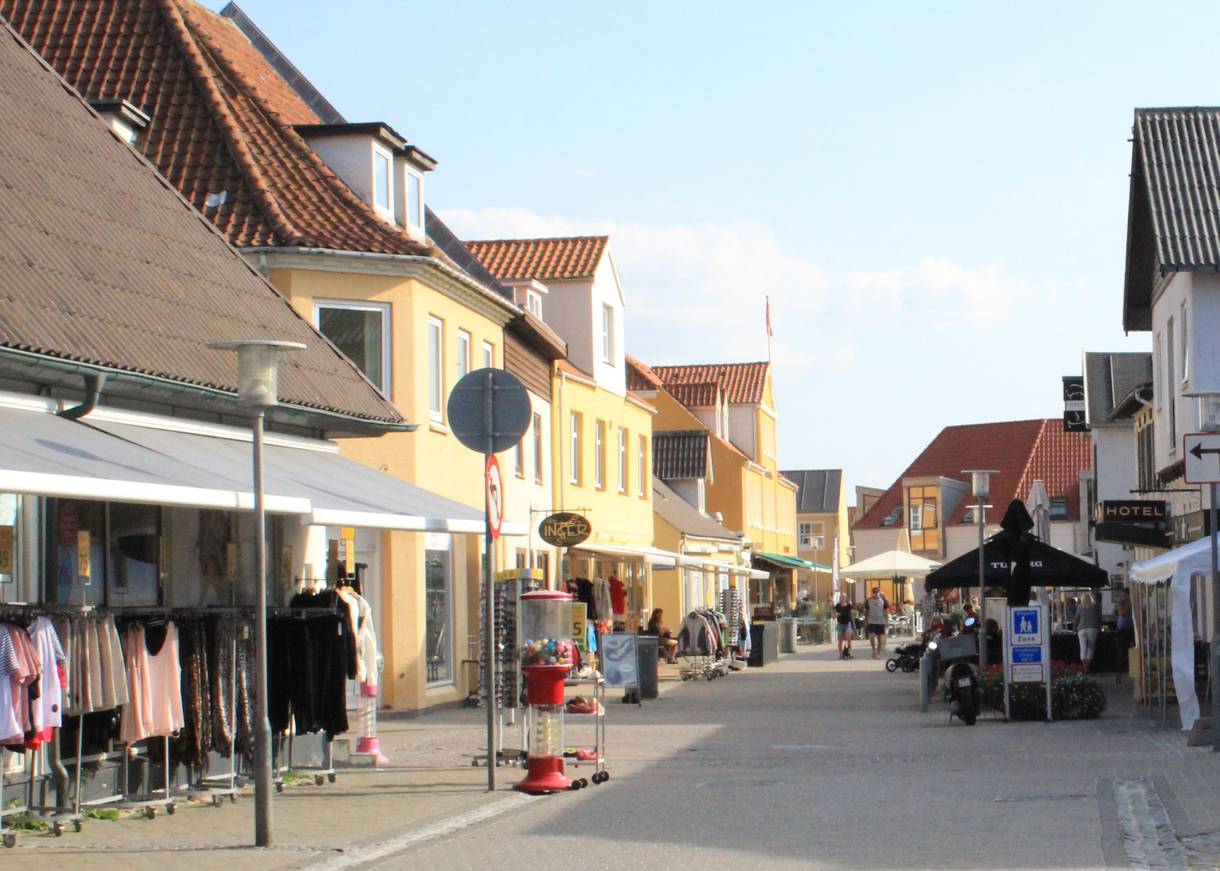 Kleiderständer vor einem Geschäft