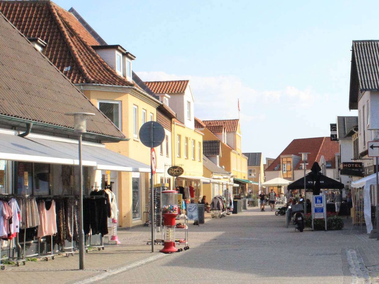 Kleiderständer vor einem Geschäft