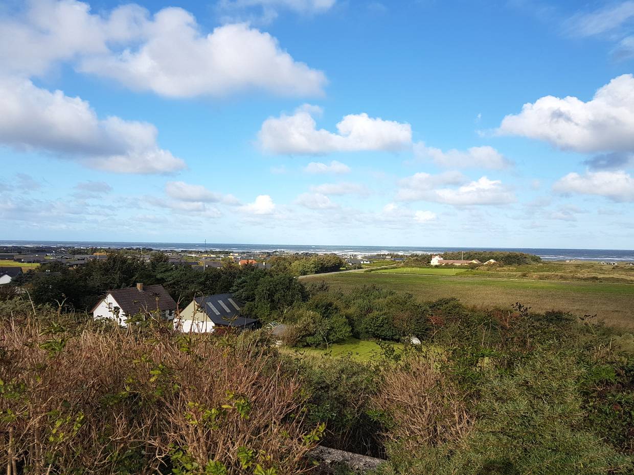 Blick von einer Anhöhe auf Nørlev und die Nordsee