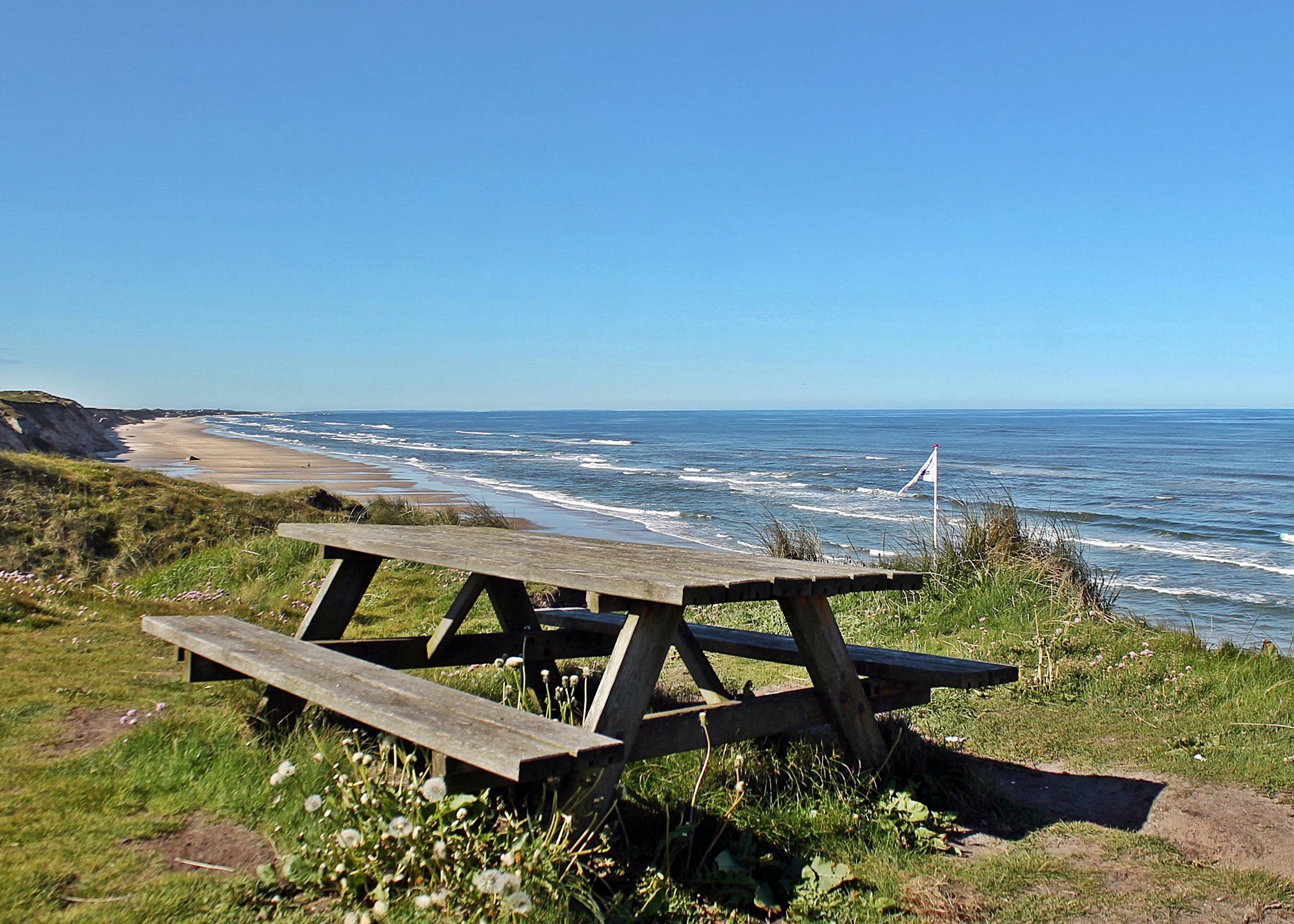 Picknickbank oben auf der Steilküste mit Aussicht auf die Nordsee