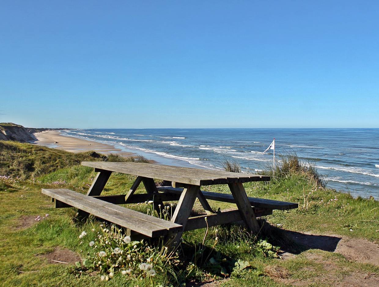 Picknickbank oben auf der Steilküste mit Aussicht auf die Nordsee