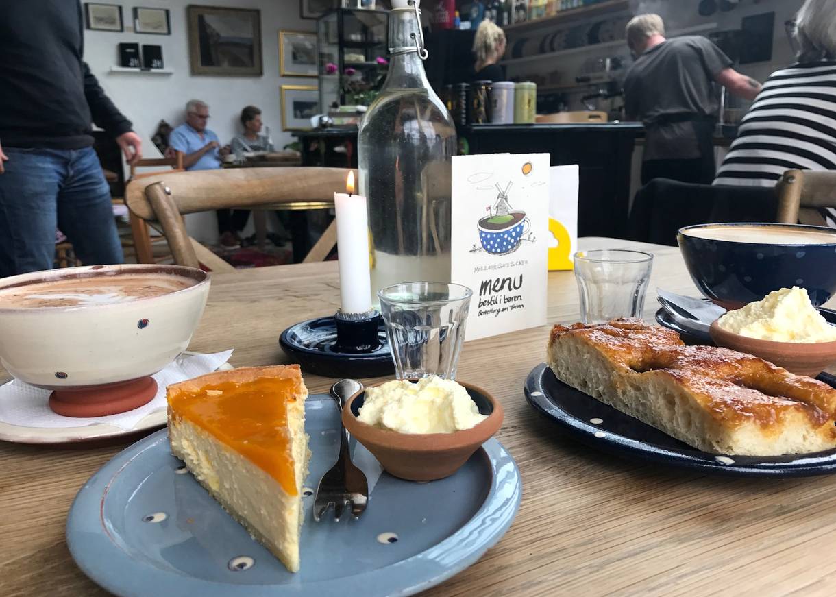 Kuchen und Getränke auf dem Tisch im Café Møllehuset