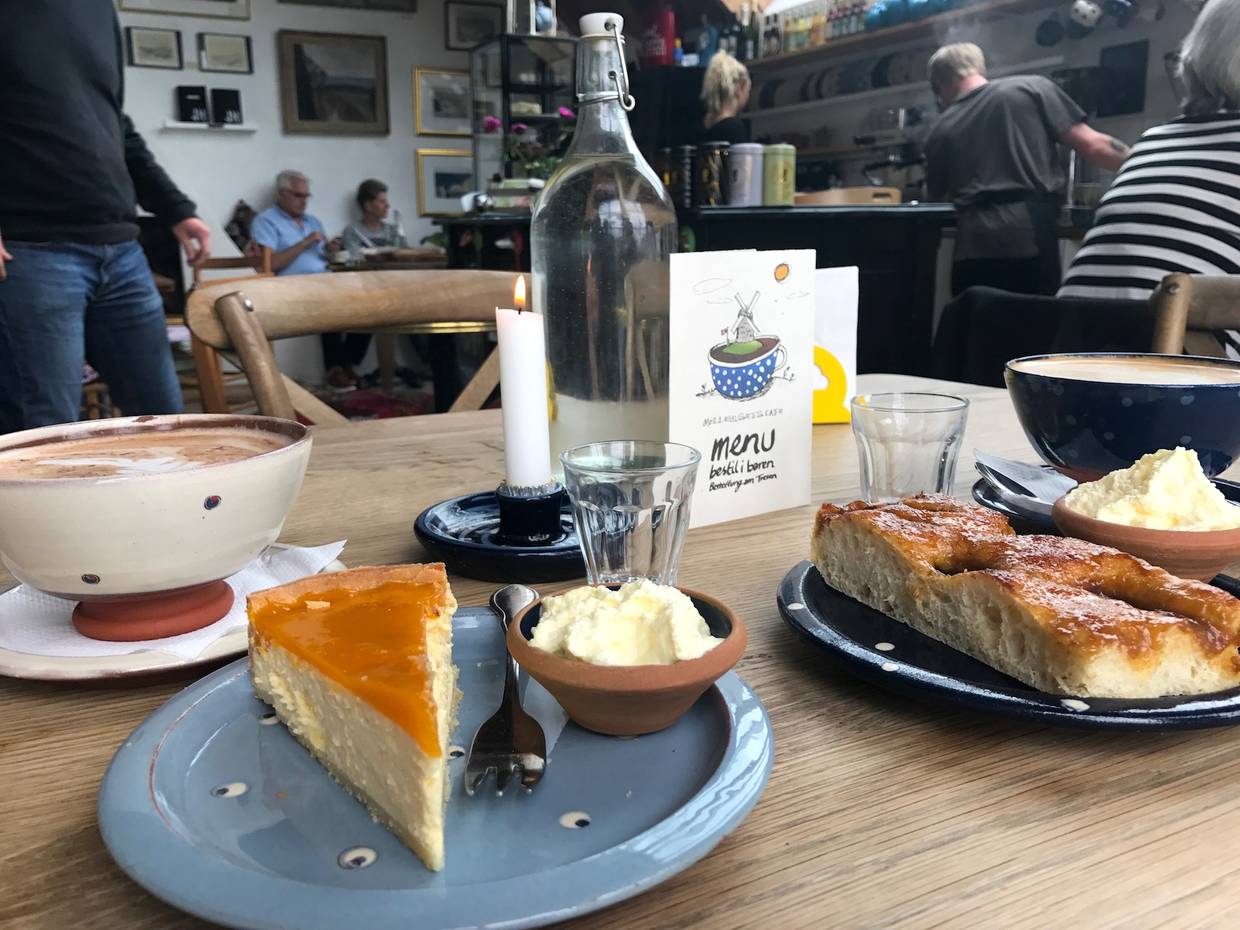 Kuchen und Getränke auf dem Tisch im Café Møllehuset